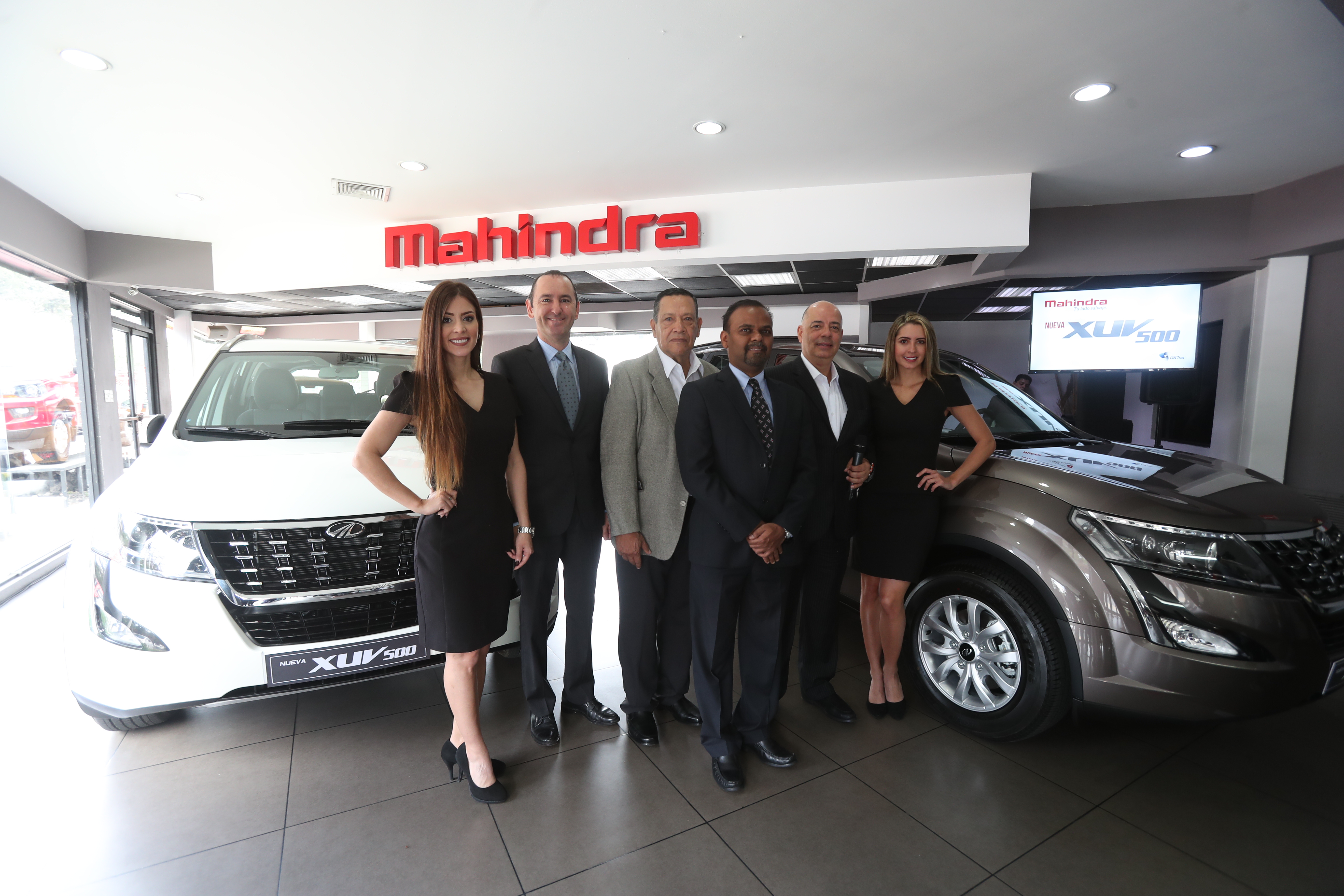 Diego y Cromwell Cuestas de Grupo Los Tres, en compañía del embajador de la India, B.S. Mubarak, presentaron las nuevas SUV de Mahindra. (Foto Prensa Libre: Norvin Mendoza)