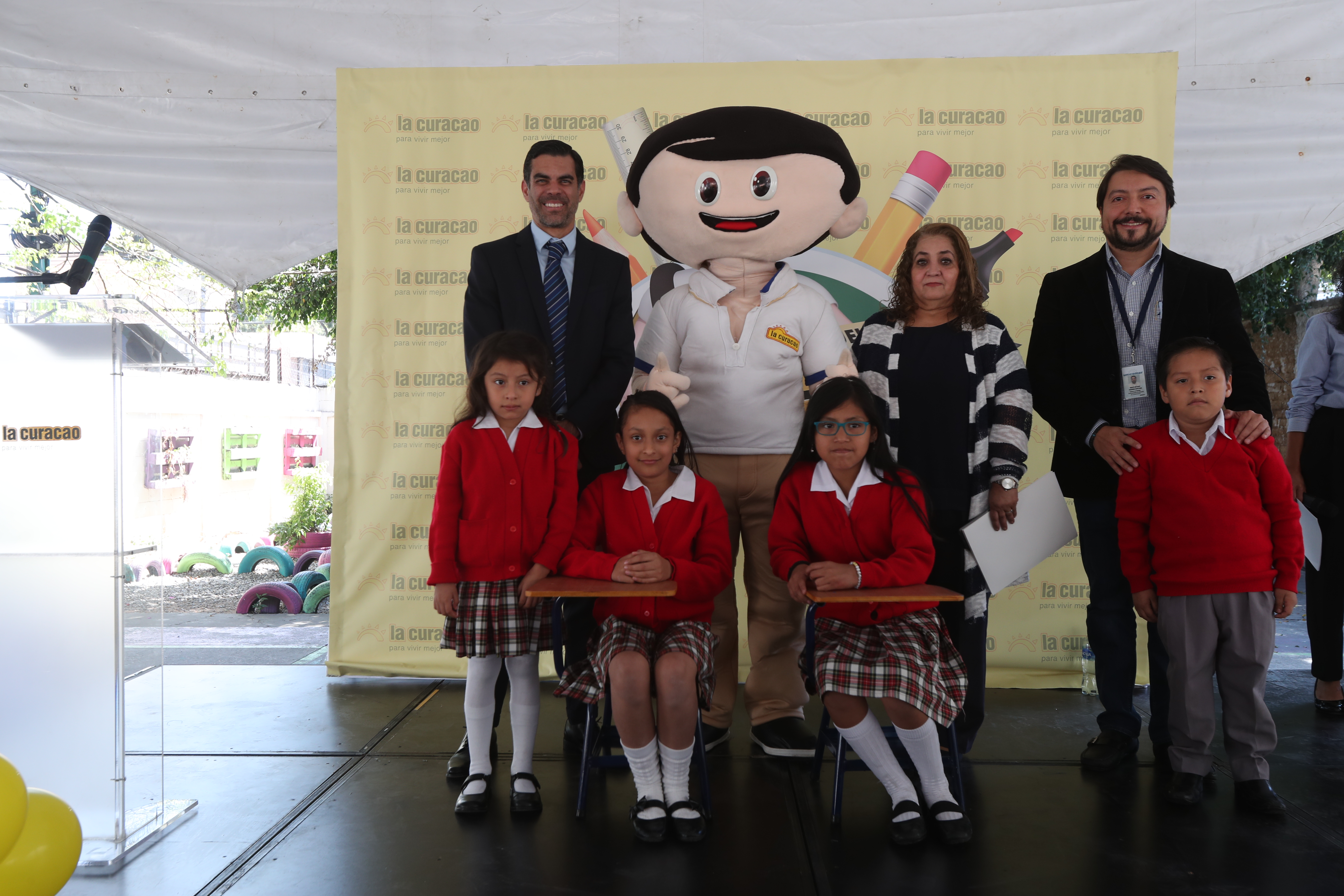 Juan José Girón, gerente general de La Curacao; Sara Morales, directora de la escuela mixta José Miguel Vasconcelos, y Mario Escobar, gerente de Ventas de La Curacao con estudiantes de la escuela. Foto Prensa Libre: Norvin Mendoza