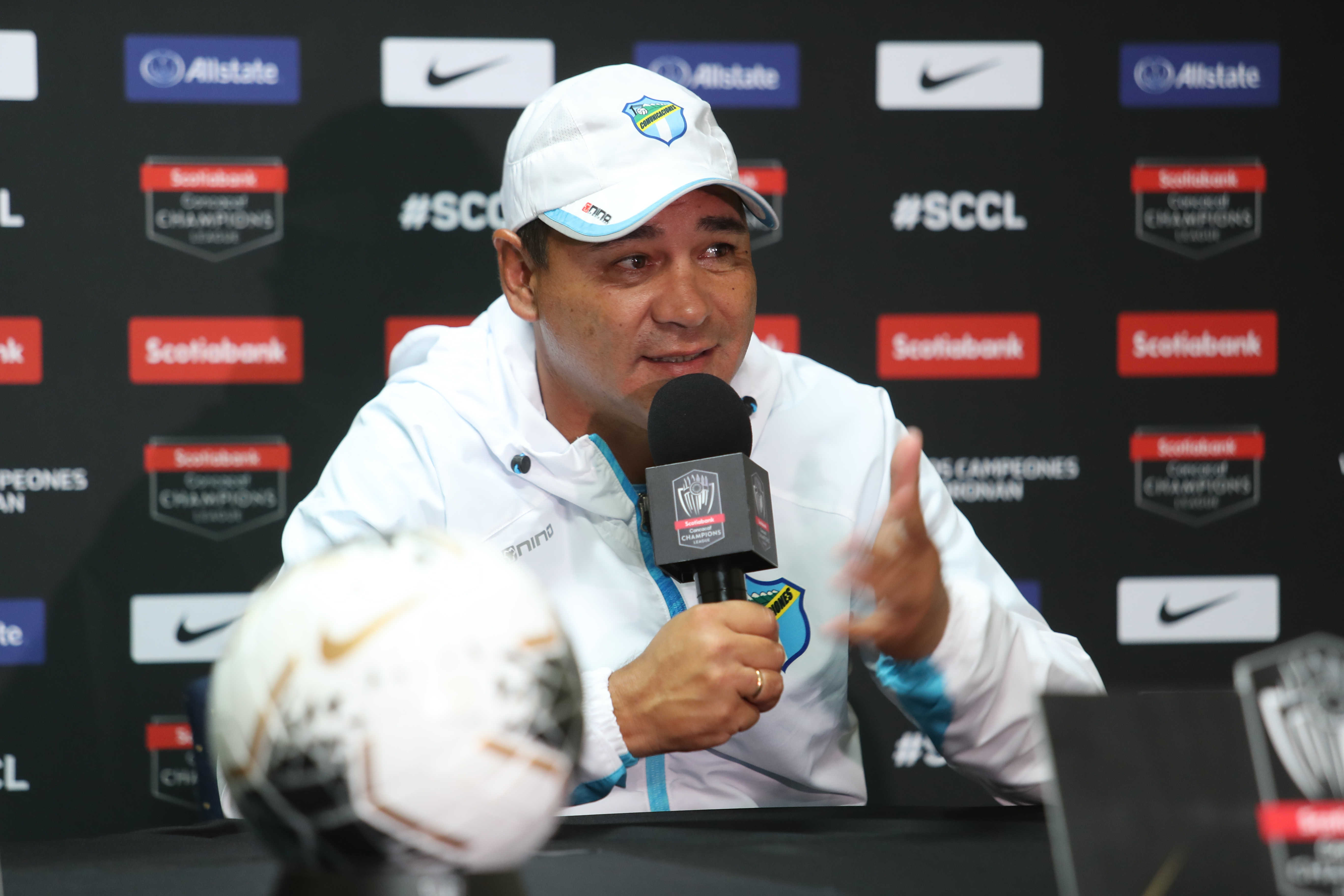 Mauricio Tapia, durante la conferencia de prensa de Comunicaciones. (Foto Prensa Libre: Norvin Mendoza)