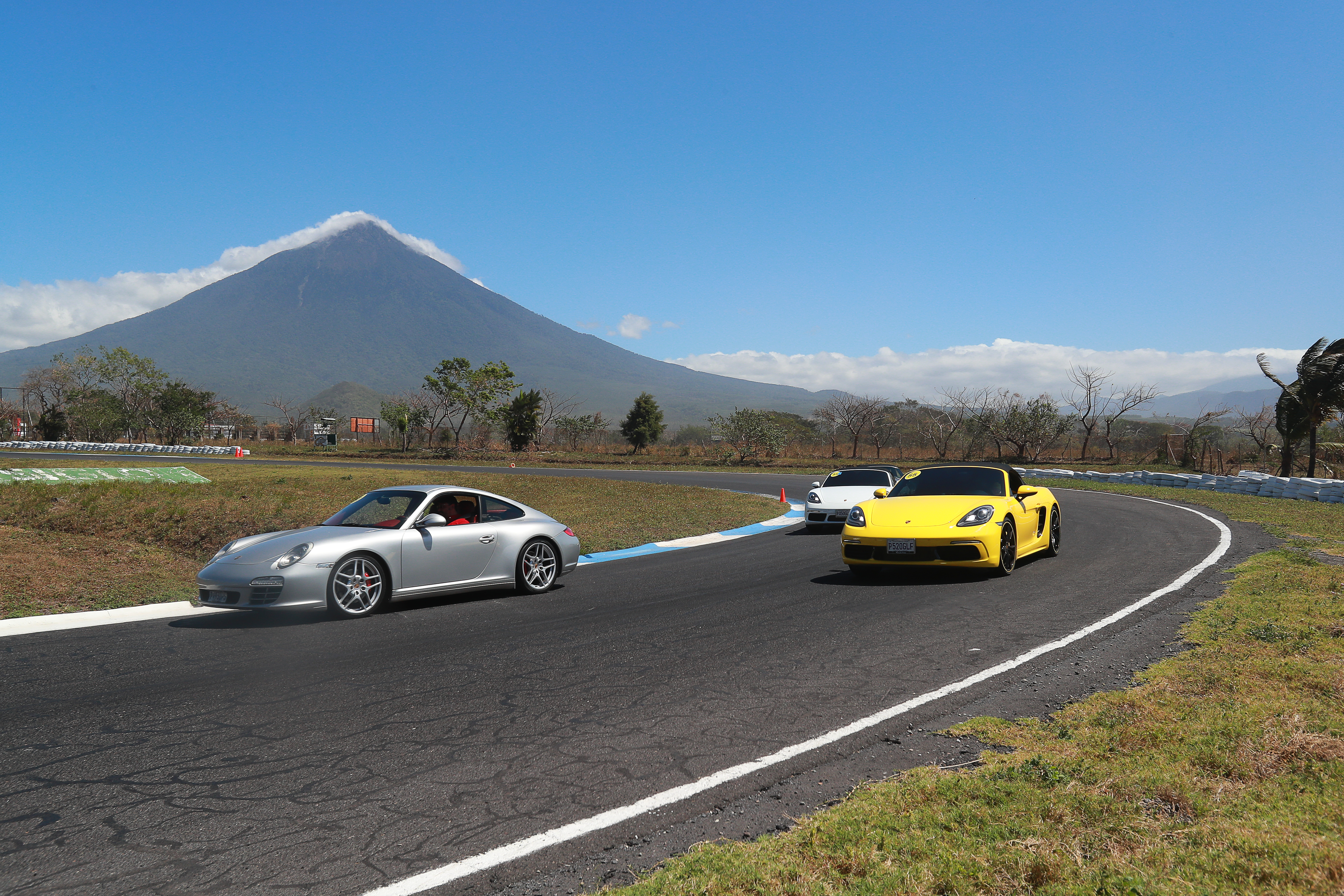 Una inolvidable experiencia viven los amantes de los vehículos Porsche en Guatemala. (Foto Prensa Libre: cortesía)