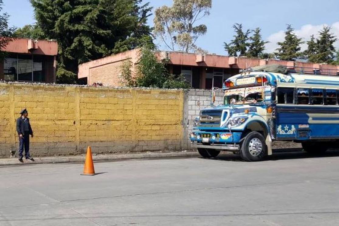 Investigan robo a policía asignado para el cobro a los buses extraurbanos. (Foto Prensa Libre: María Longo)  