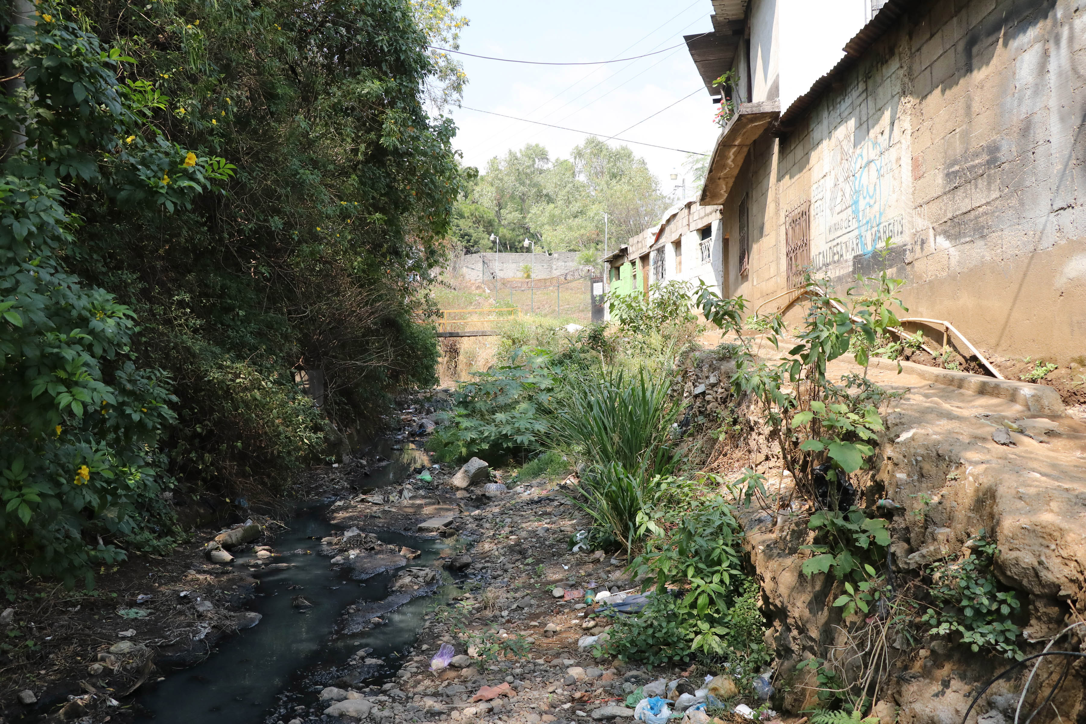 Más de 60 viviendas están al borde del barranco que se formó en lo que antes era la 8ª. calle de la zona 3 de Palín. (Foto Prensa Libre: Carlos Paredes)