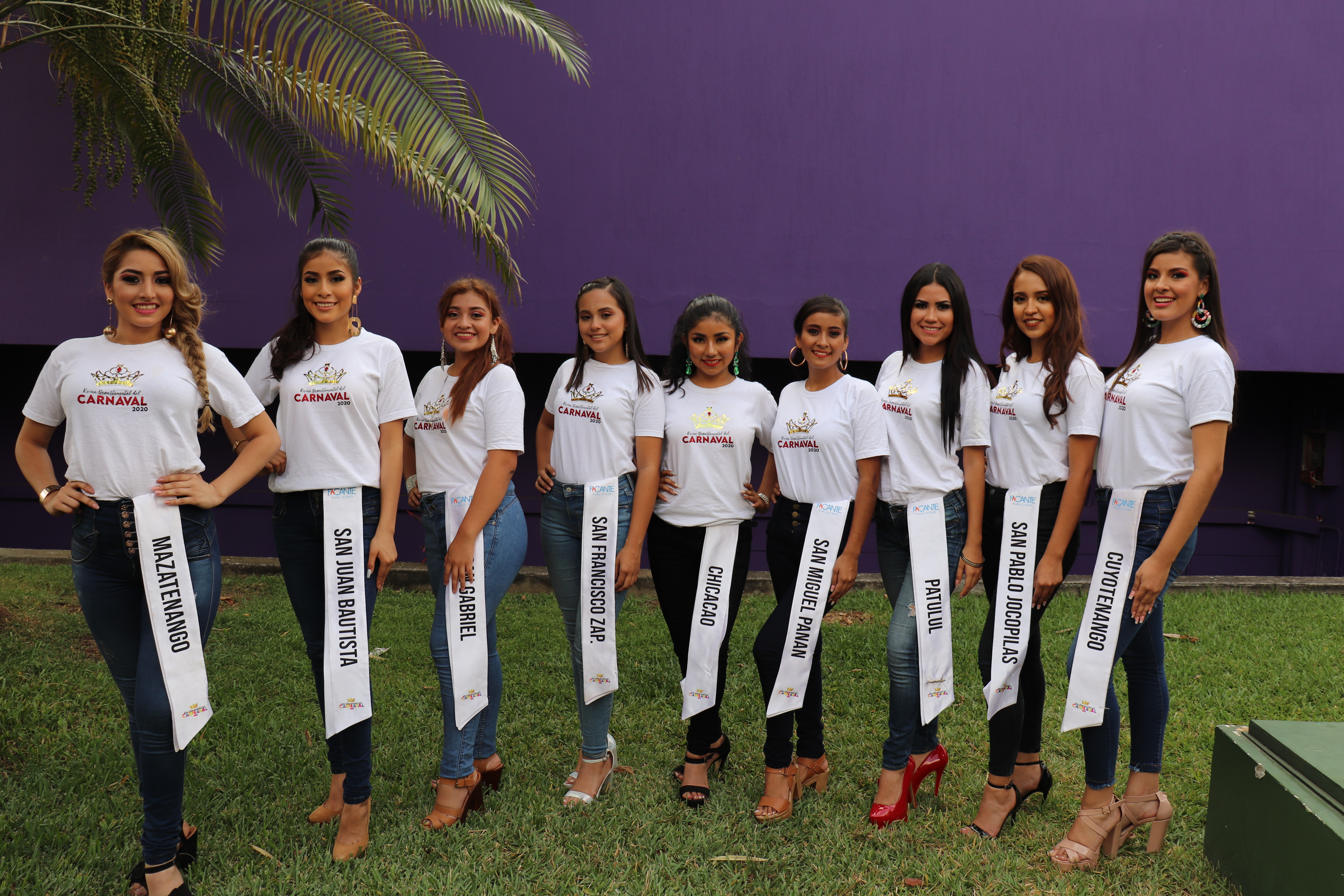 Las nueve candidatas que buscan el reinado departamental del Carnaval Mazateco. (Foto Prensa Libre.Marvin Túnchez)