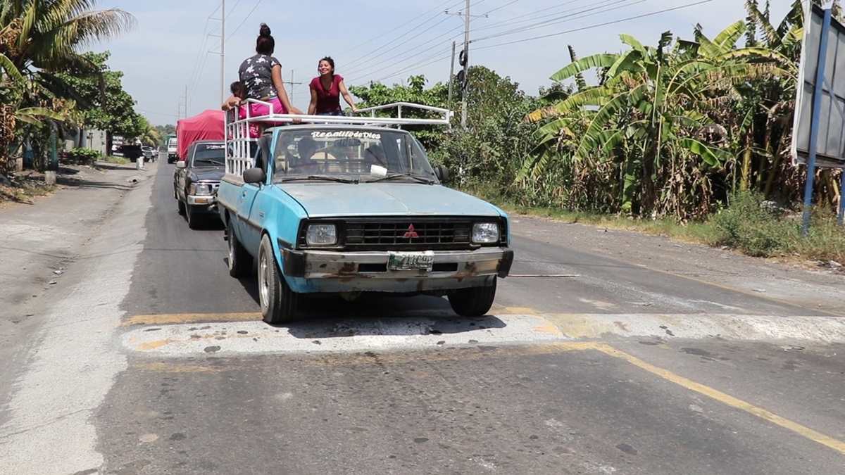 La poca señalización dificulta visibilizar los túmulos, principalmente de noche. (Foto Prensa Libre: Carlos Paredes)