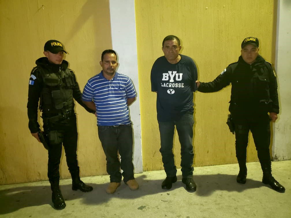 Marco Antonio Benegas Martínez de 42 años y Rodolfo Saúl Vindel Hernández de 56 son detenidos por agentes policiales por el delito de trata de personas. (Foto Prensa Libre: Mike Castillo)