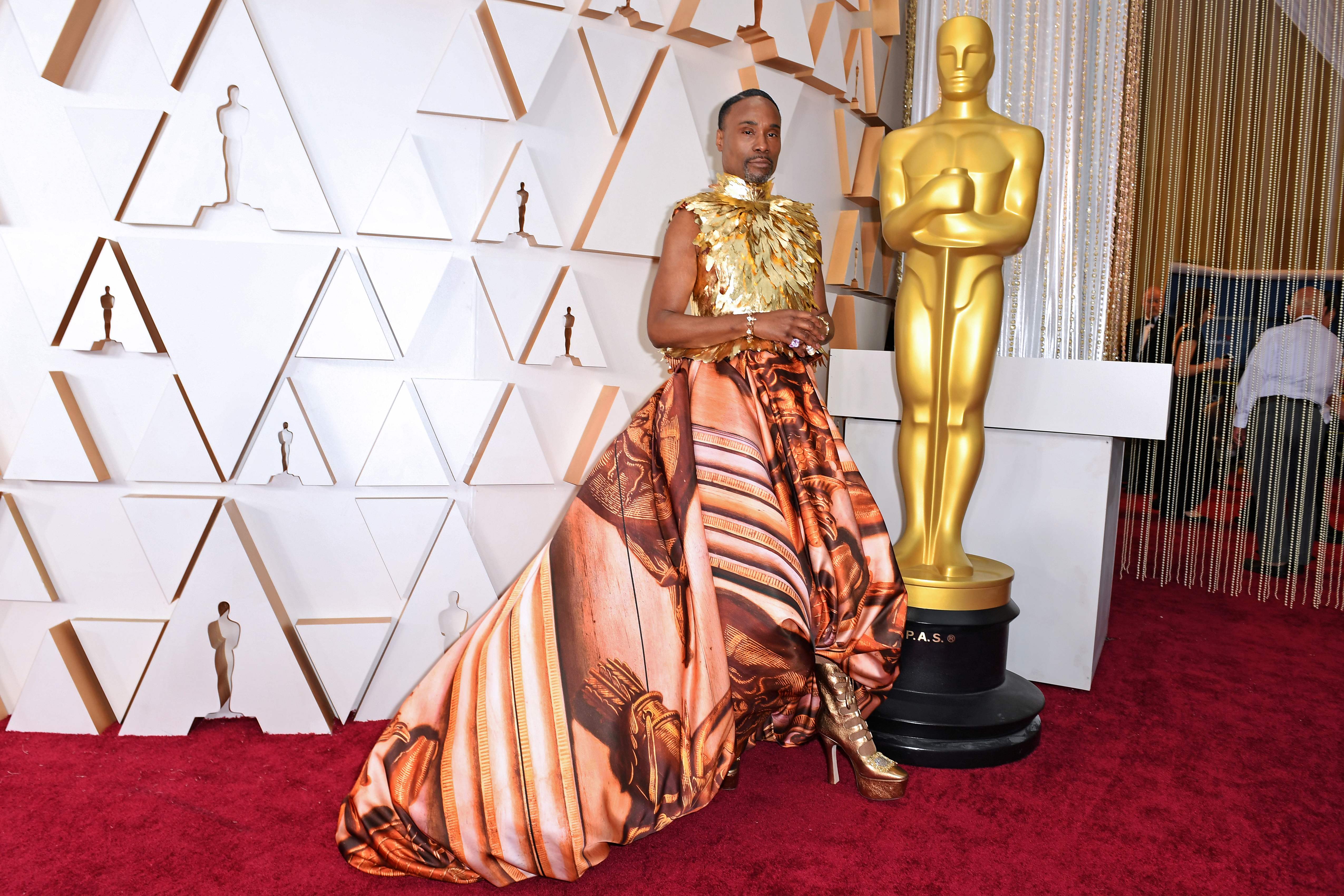 El actor estadounidense Billy Porter llega a los Óscar en el Teatro Dolby en Hollwood, California. (Foto Prensa Libre: AFP).