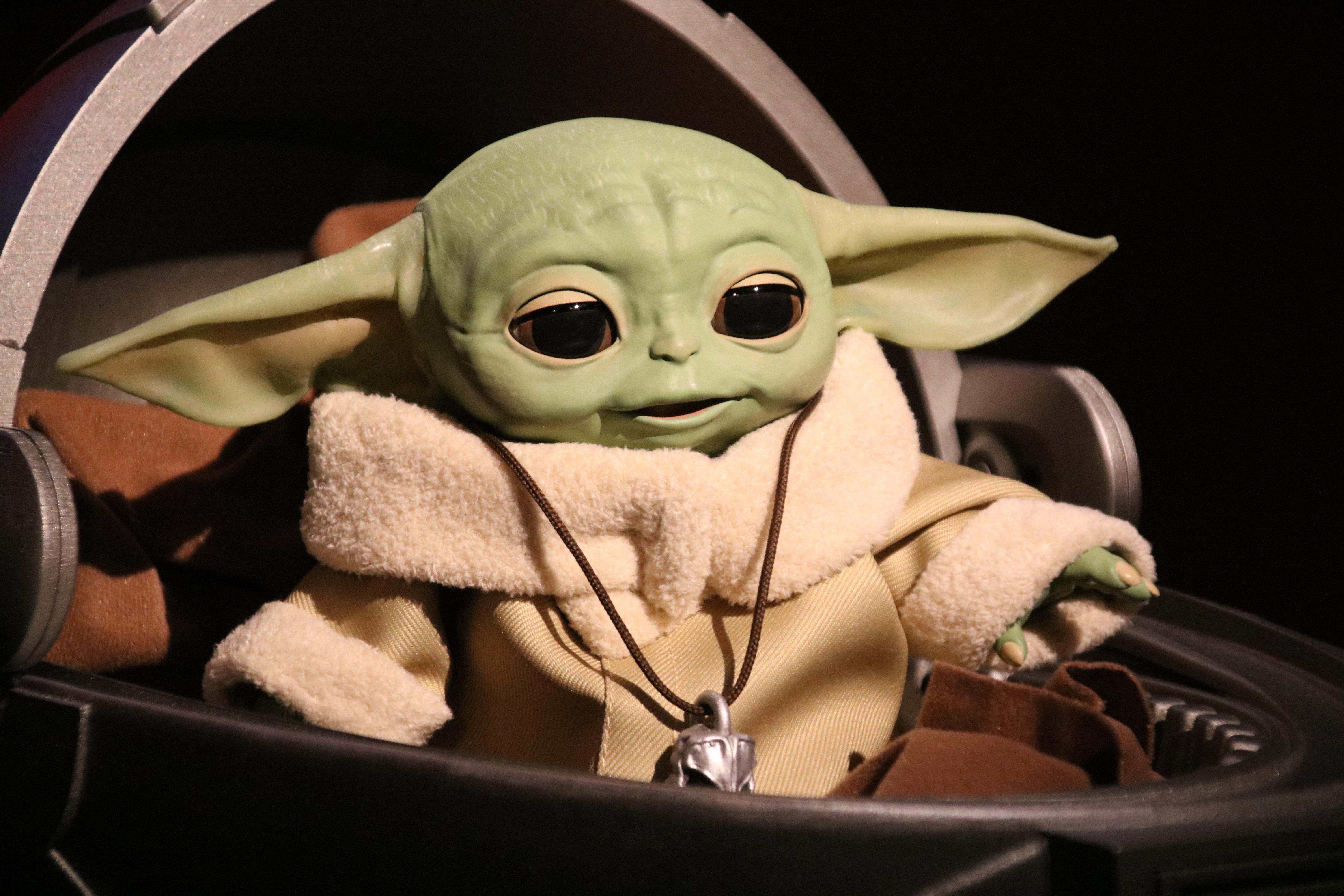 Vista general de los productos de Baby Yoda, figura que se ha transformado en uno de los fenómenos de Star Wars. (Foto Prensa Libre: EFE)