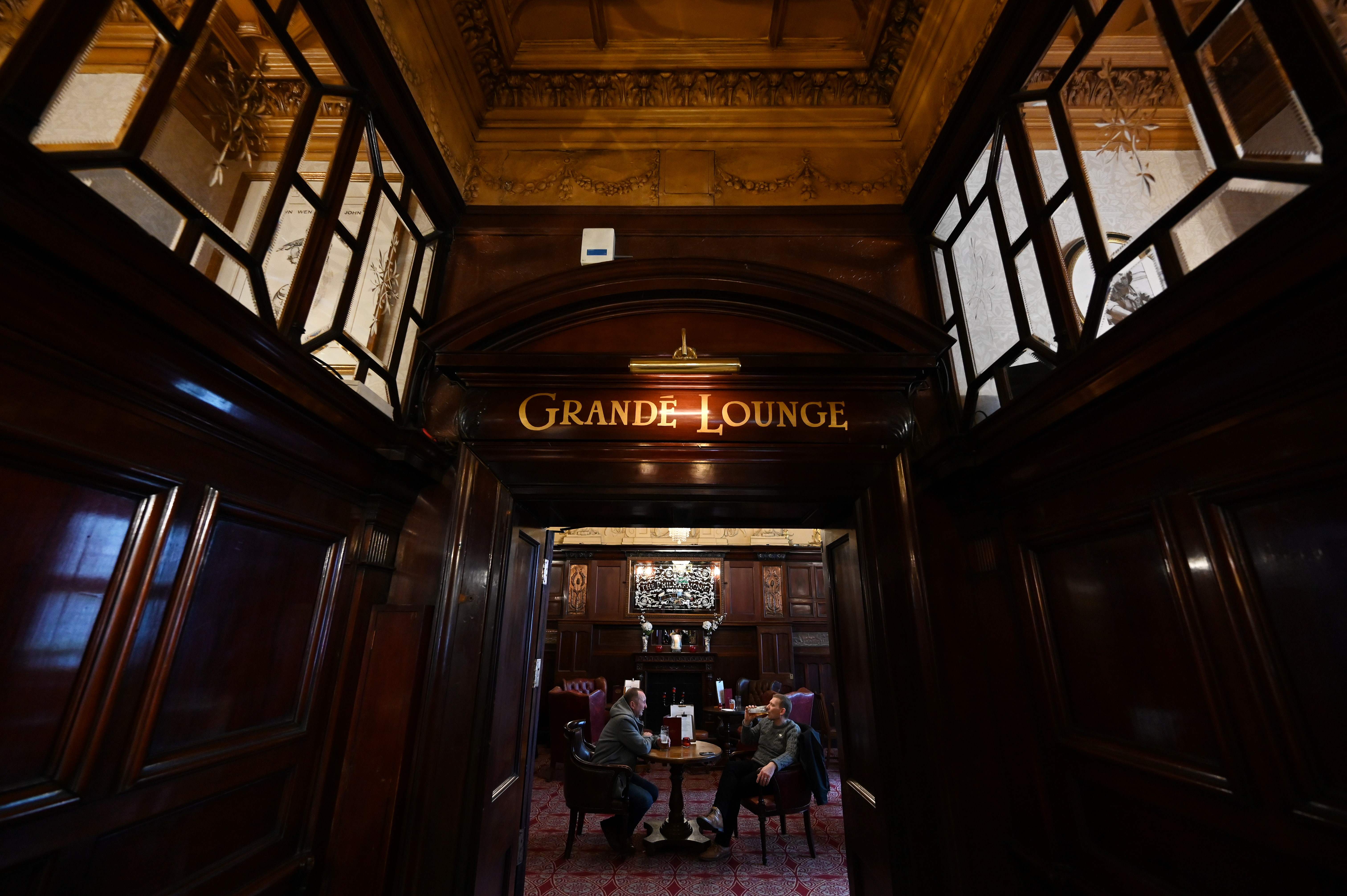 The Philharmonic Dining Rooms fue construido en 1898 por el arquitecto Walter W Thomas durante la "edad de oro". (Foto Prensa Libre: AFP) 