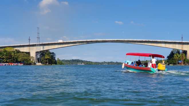 El puente de Río Dulce fue habilitado en 1980 y vecinos  aseguran que desde entonces solo en una ocasión ha recibido mantenimiento. (Foto Prensa Libre: Dony Stewart)