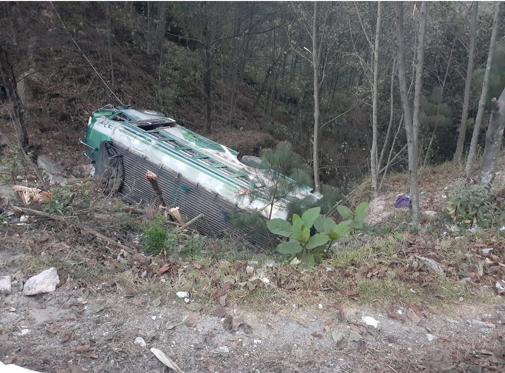 El autobús quedó en el fondo del barranco de 10 metros de profundidad. (Foto Prensa Libre: Fredy de León)