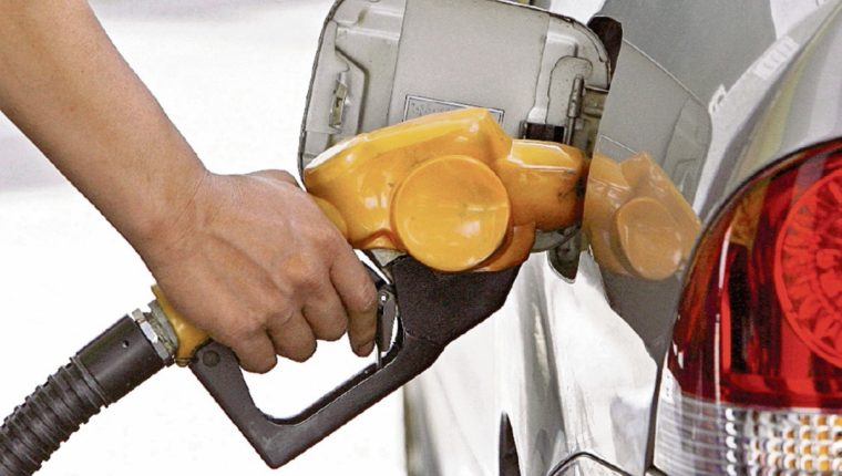 Precios de combustibles podrían seguir a la  baja. (Foto Prensa Libre: EFE)