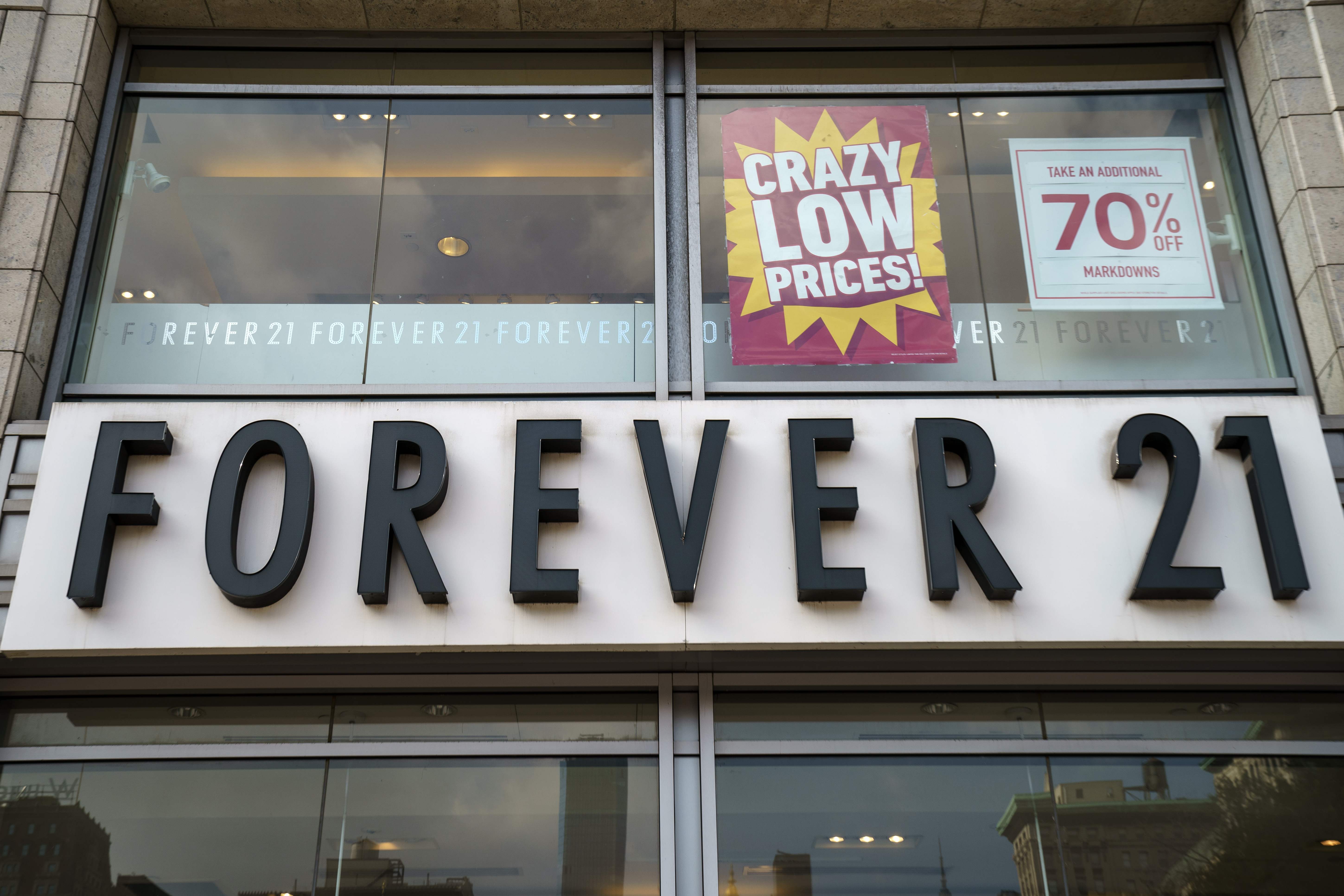 Forever 21 fue fundada en Los Ángeles en 1984 por el matrimonio surcoreano integrado por Do Won y Jin Sook Chang, (Foto Prensa Libre: AFP)