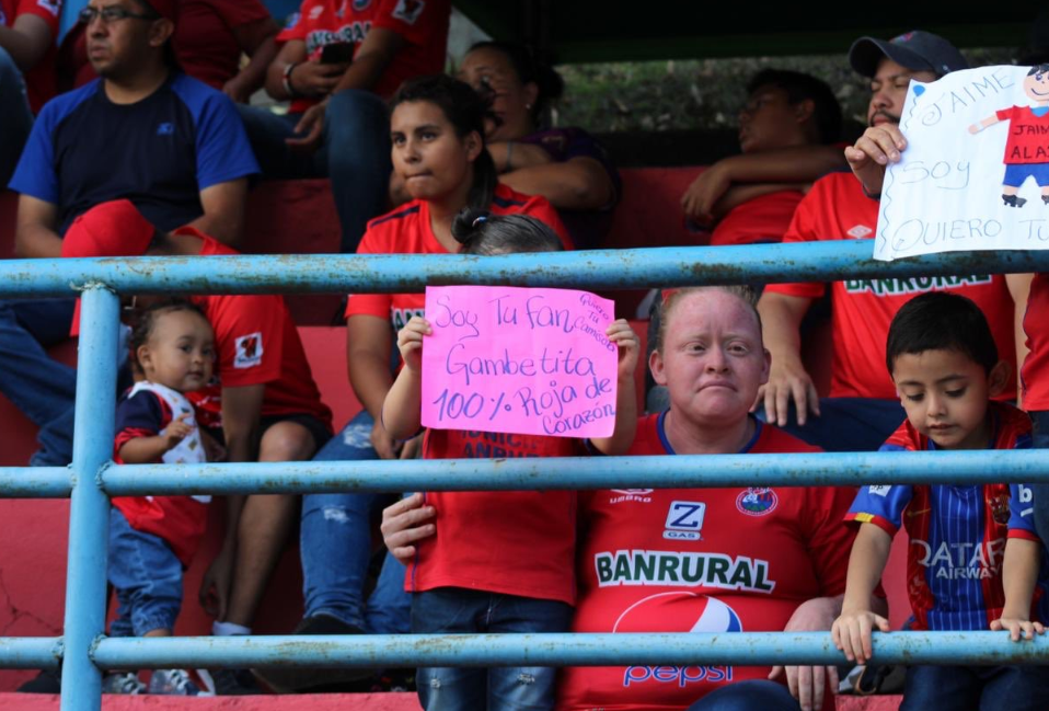 El aficionado rojo le pidió la playera a Alejandro Díaz en el partido de Municipal contra Siquinalá. (Foto Twitter Alejandro Díaz).