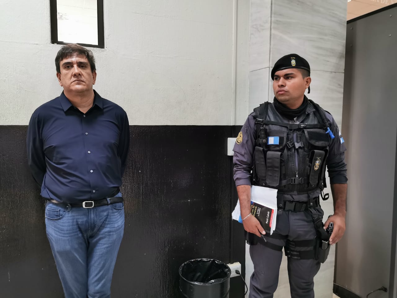 Gustavo Alejos espera la indagatoria con la jueza Erika Aifán. (Foto Prensa Libre: María René Barrientos)