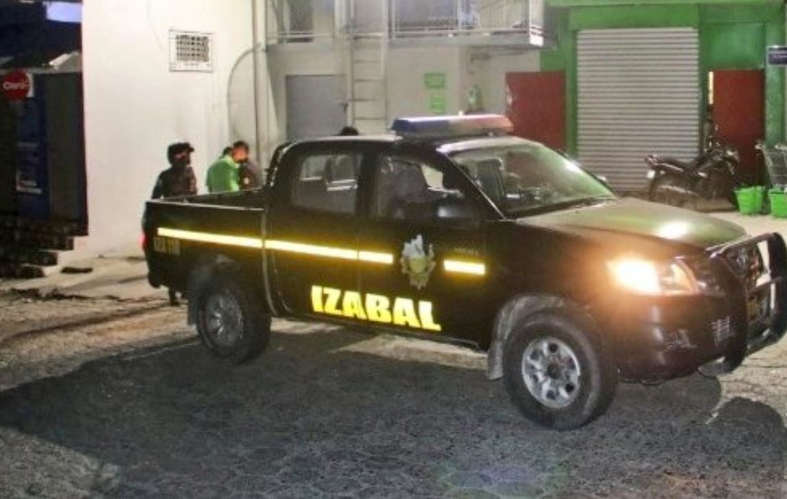 Agentes de la policía se hicieron presentes después de ocurrido el asalto. (Foto Prensa Libre: Mi Morales Digital)