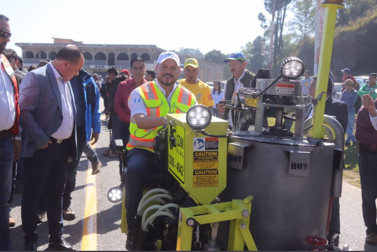 Josué Lemus, ministro de Comunicaciones, inaugura los trabajos para señalizar el tramo vial de 33 kilómetros de Los Encuentros a Santa Cruz del Quiché. (Foto Prensa Libre: CIV)