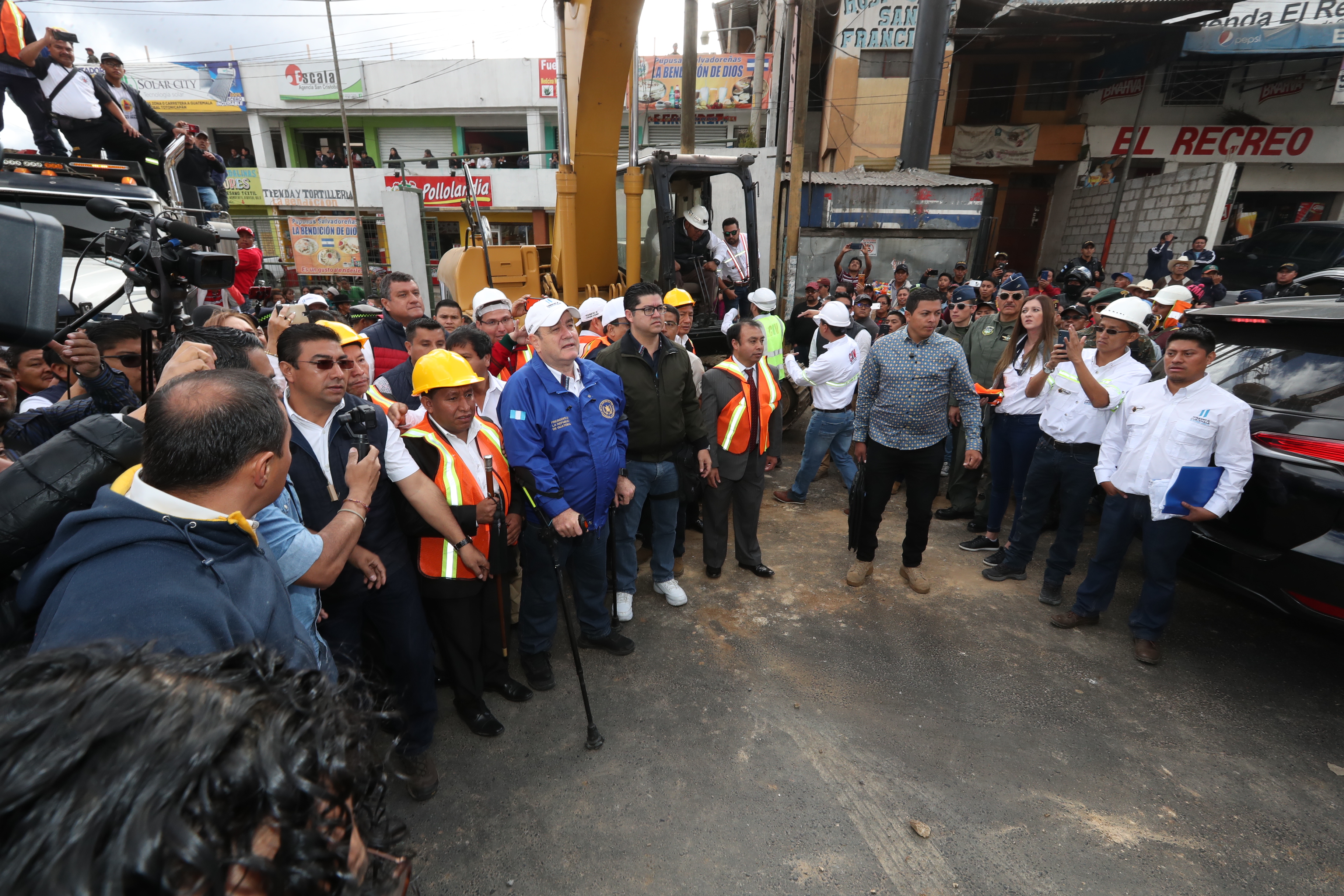 El presidente Alejandro Giammattei colocó este viernes 21 de febrero la primera piedra para la construcción de un paso a desnivel en Cuatro Caminos, Totonicapán. (Foto Prensa Libre: Mynor Toc) 