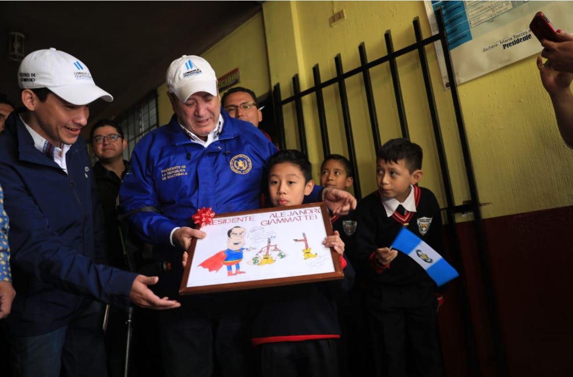 Un alumno le entregó un dibujo al presidente Alejandro Giammattei con un mensaje especial para su gestión. (Foto Prensa Libre: La Red)