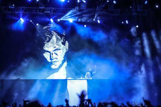 Aoki fue ovacionado al proyectar en pantalla la fotografía de Avicii, Dj sueco que falleció en abril de 2018. (Foto Prensa Libre: Keneth Cruz)