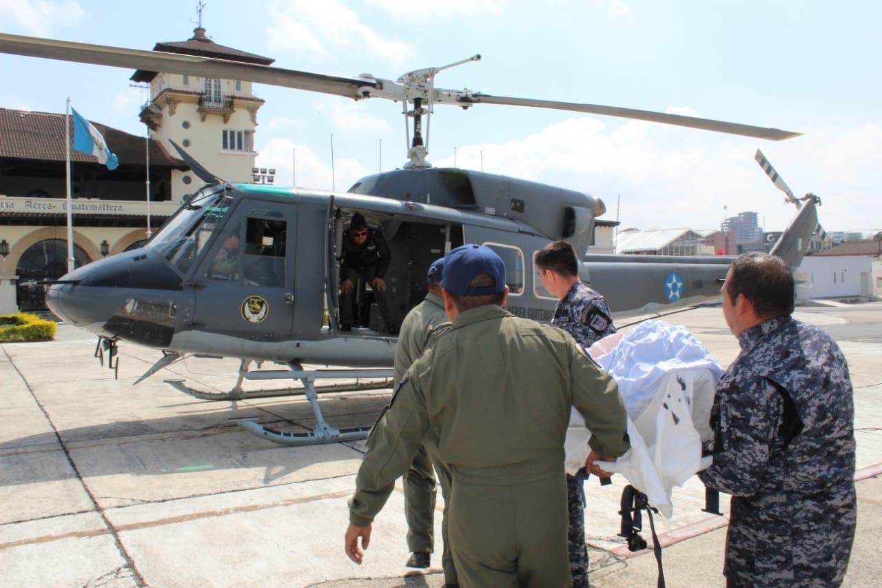 Gladys Tellez fue trasladada vía aérea desde Petén hacia el Hospital Regional de Escuintla. (Foto Prensa Libre: Ejército de Guatemala).   