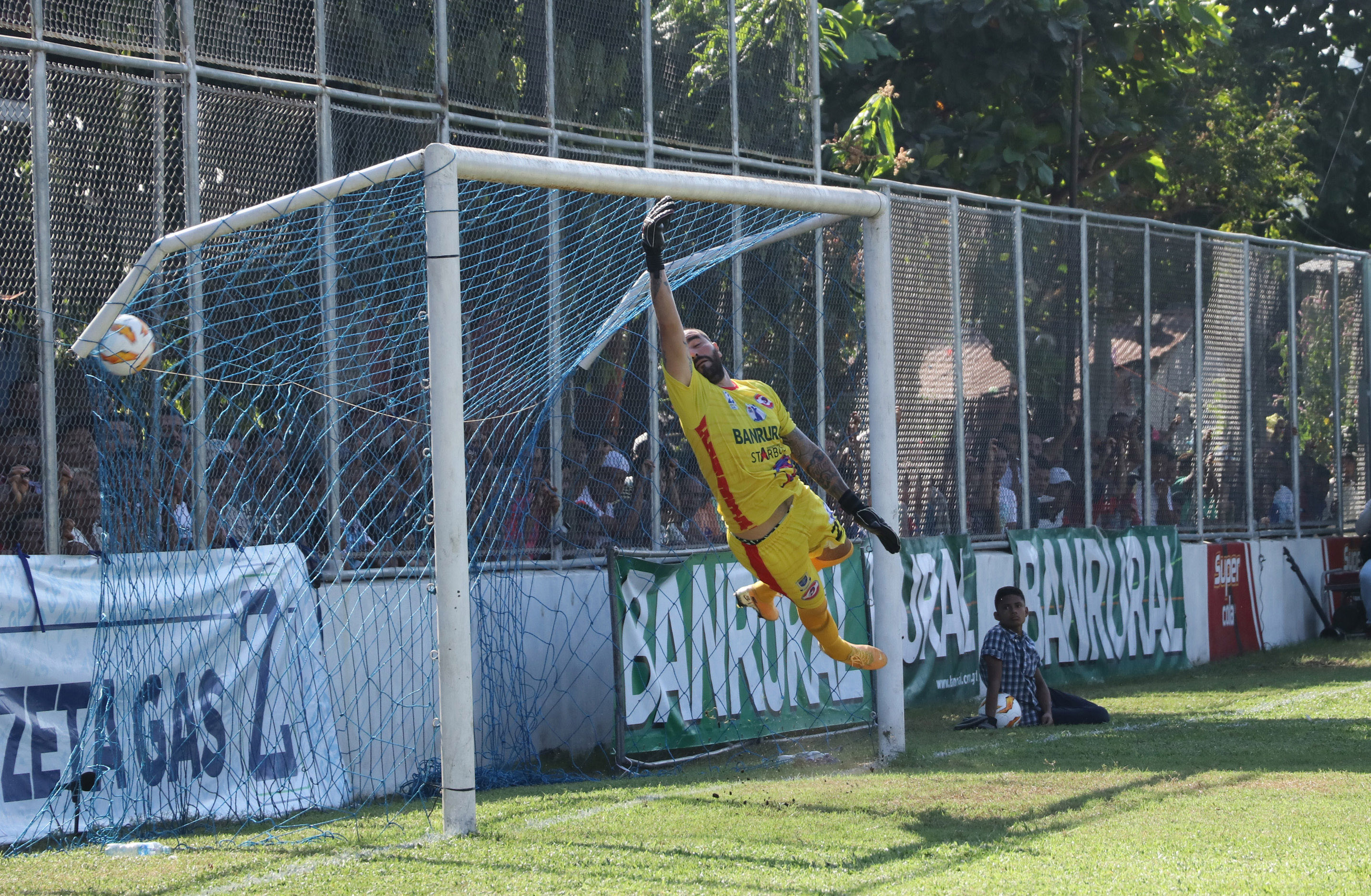 De tiro libre Agustín Herrera venció al portero de Iztapa, Liborio Sánchez. (Foto Prensa Libre: Carlos Paredes)