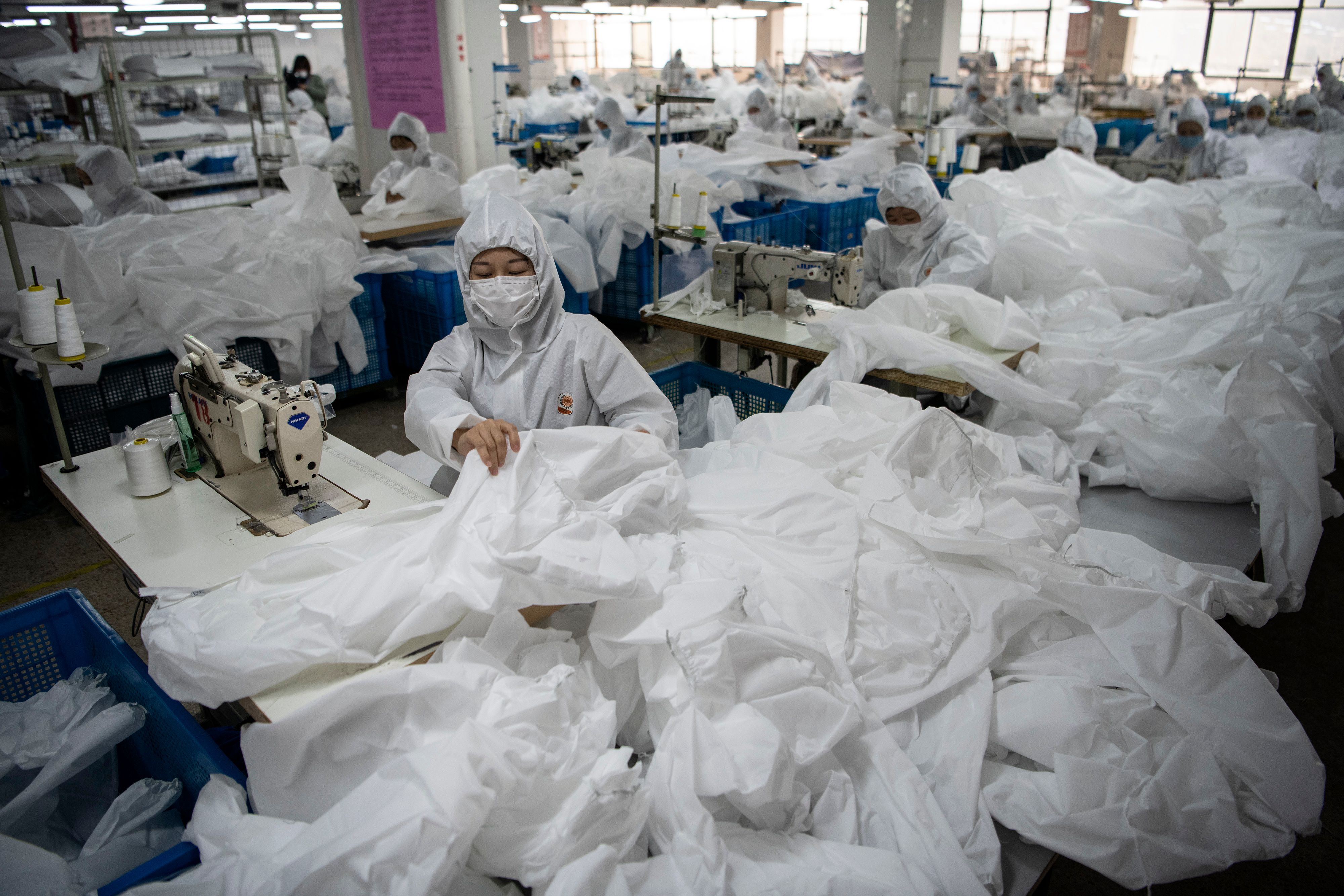 En la fabrica de Ugly Duck, en Wenzhou, los empleados fabrican a marchas forzadas. (Foto AFP)