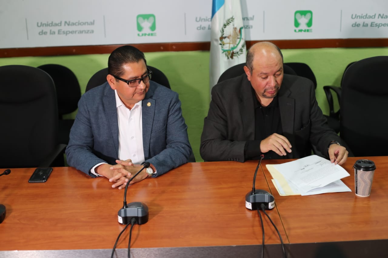 Orlando Blanco (derecha) durante la conferencia de prensa. (Foto Prensa Libre: Érick Ávila).