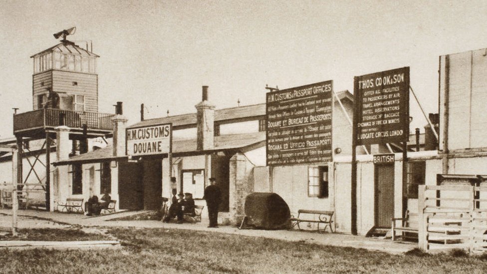 La torre, con ventanas en todos sus lados, fue erigida en 1920.