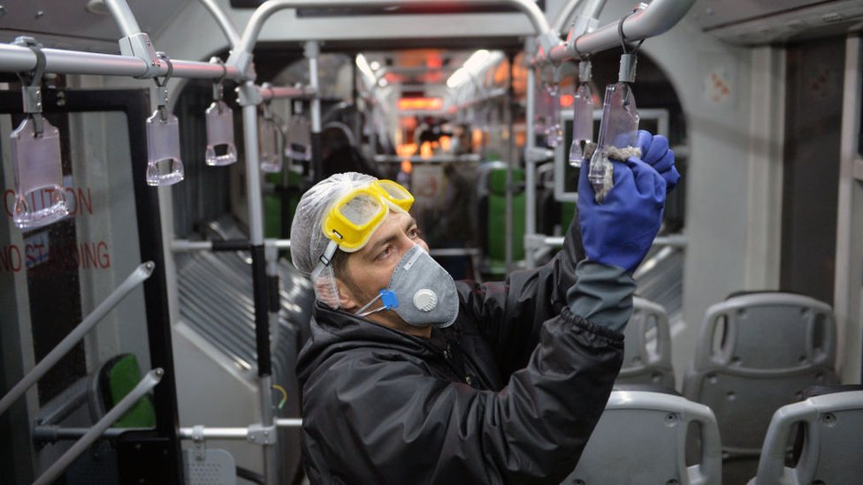 Los virus se pueden propagar a través de las superficies compartidas en el transporte público. (Foto Prensa Libre: Getty Images)