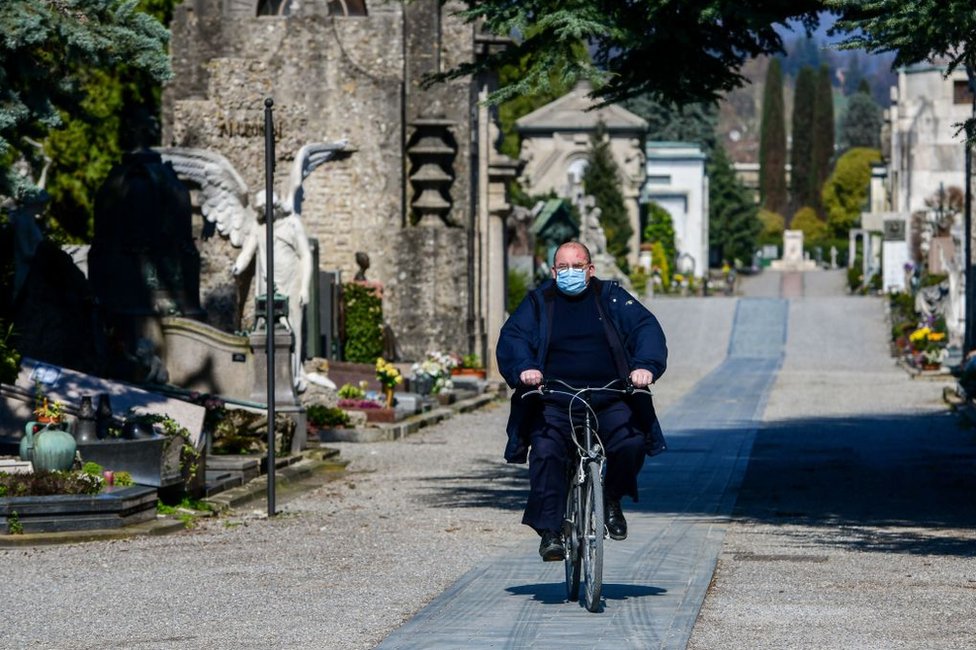 Tuvieron que cerrar el cementerio de Bérgamo para proteger a las personas mayores. GETTY IMAGES