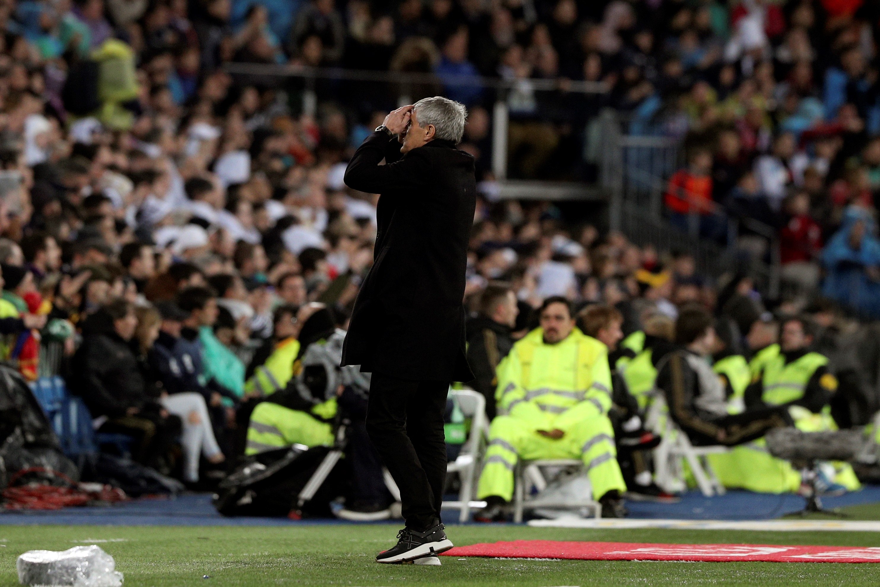 El entrenador del FC Barcelona Quique Setién se lamenta la derrota en el Bernabéu. (Foto Prensa Libre: EFE)