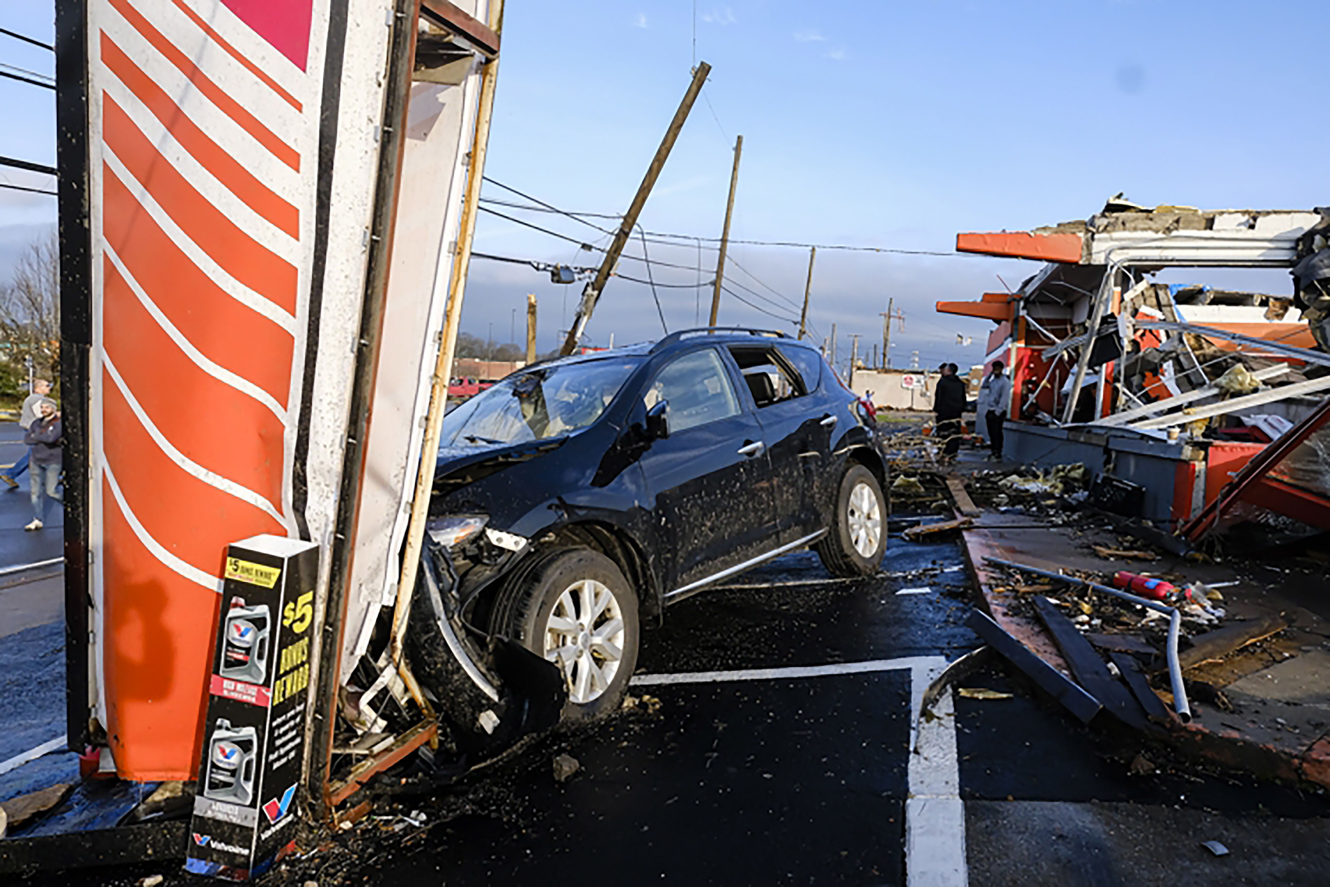 Varias viviendas quedaron con daños severos después que un tornado arrasó en Tennessee. (Foto Prensa Libre: EFE)