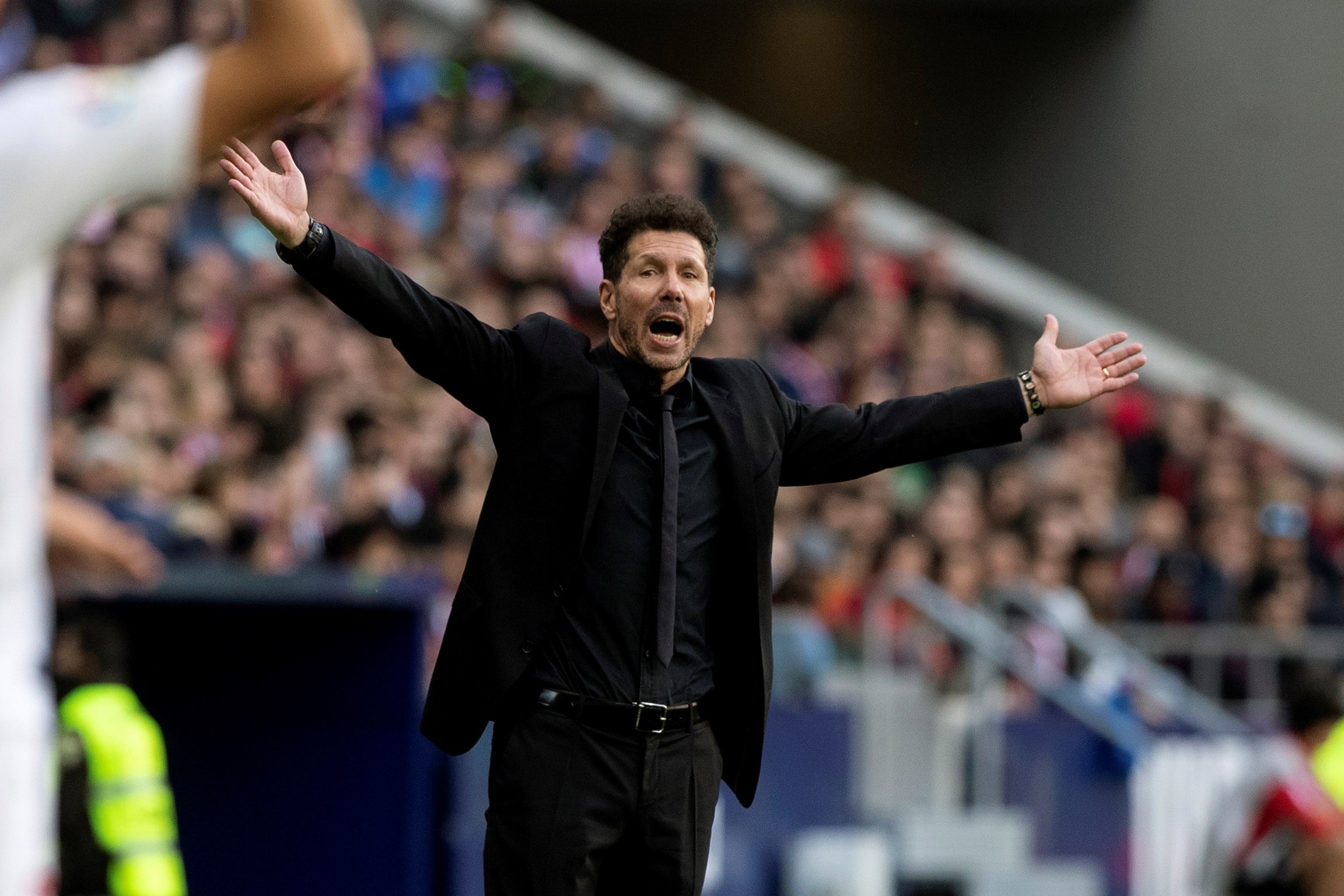 El entrenador del Atlético de Madrid, Diego 'Cholo' Simeone, durante el partido contra el Sevilla, correspondiente a la jornada 27 de LaLiga. (Foto Prensa Libre: EFE)