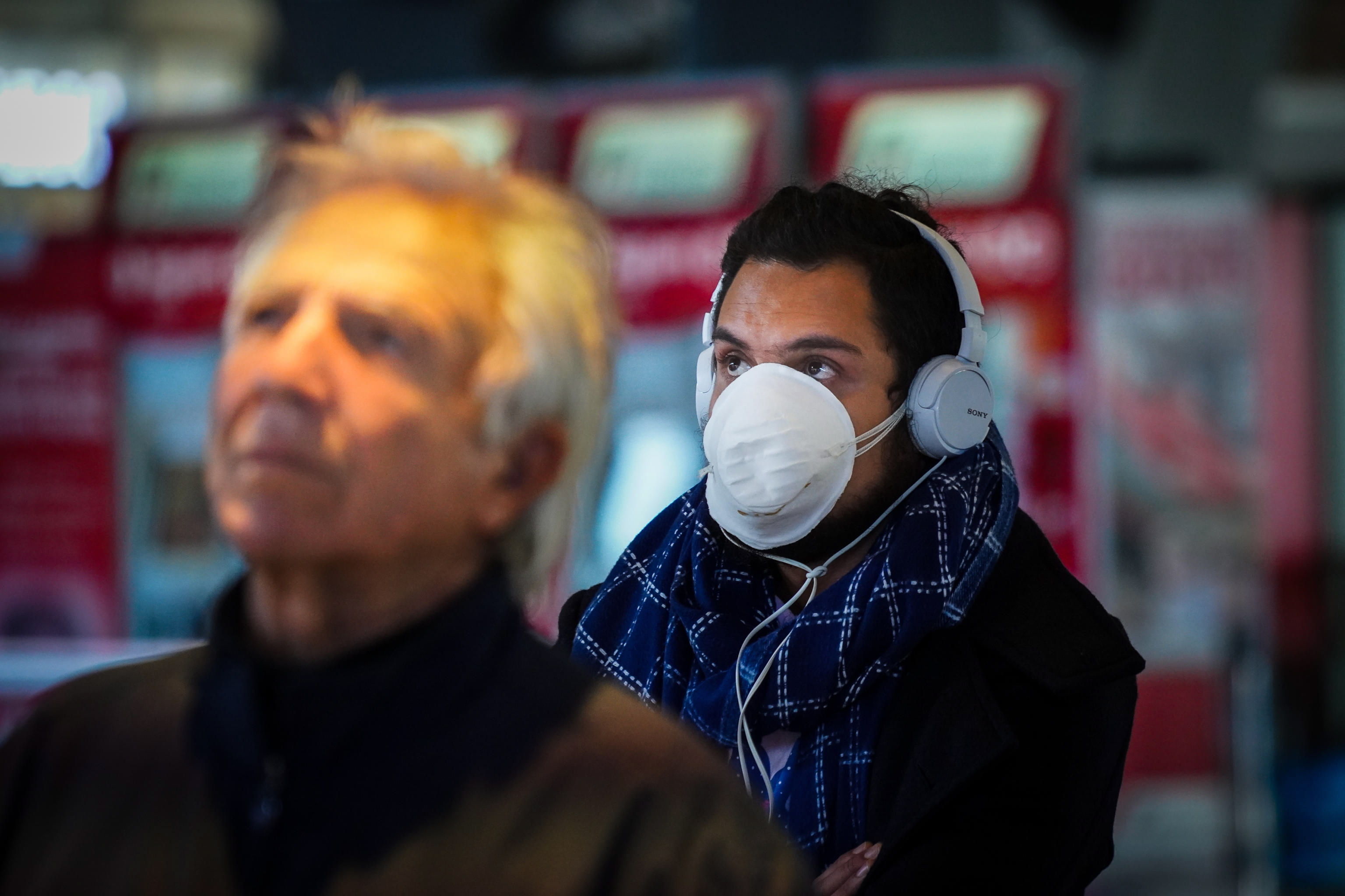 Las autoridades italianas están tomando todas las medidas necesarias para cerrar la región de Lombardía, en el norte de Italia. a unos 16 millones de personas. (Foto Prensa Libre: EFE)