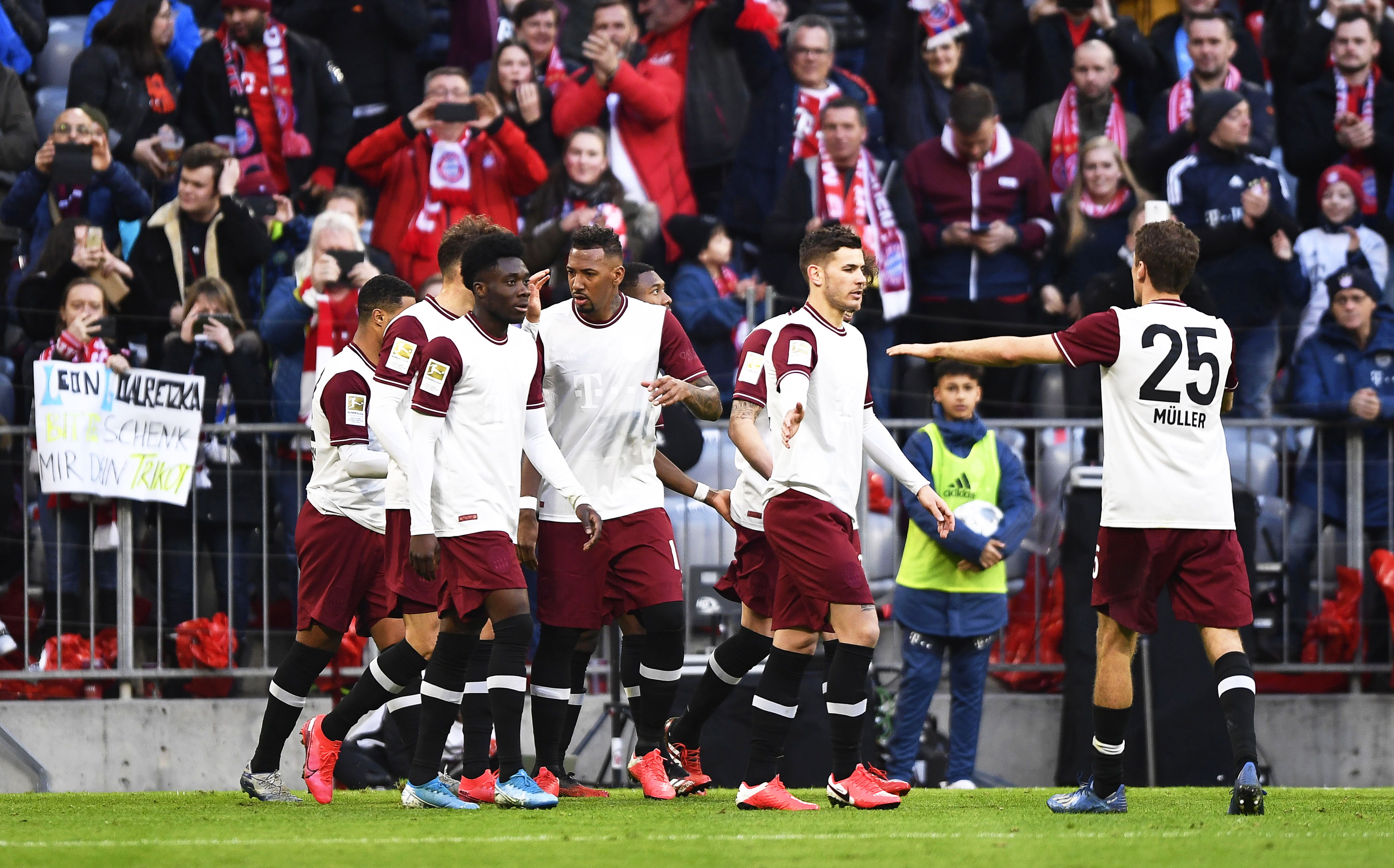 Jugadores del Bayern Munich aceptaron la reducción de un porcentaje de su salario EFE/EPA/LUKAS BARTH-TUTTAS CONDITIONS - ATTENTION: The DFL regulations prohibit any use of photographs as image sequences and/or quasi-video.