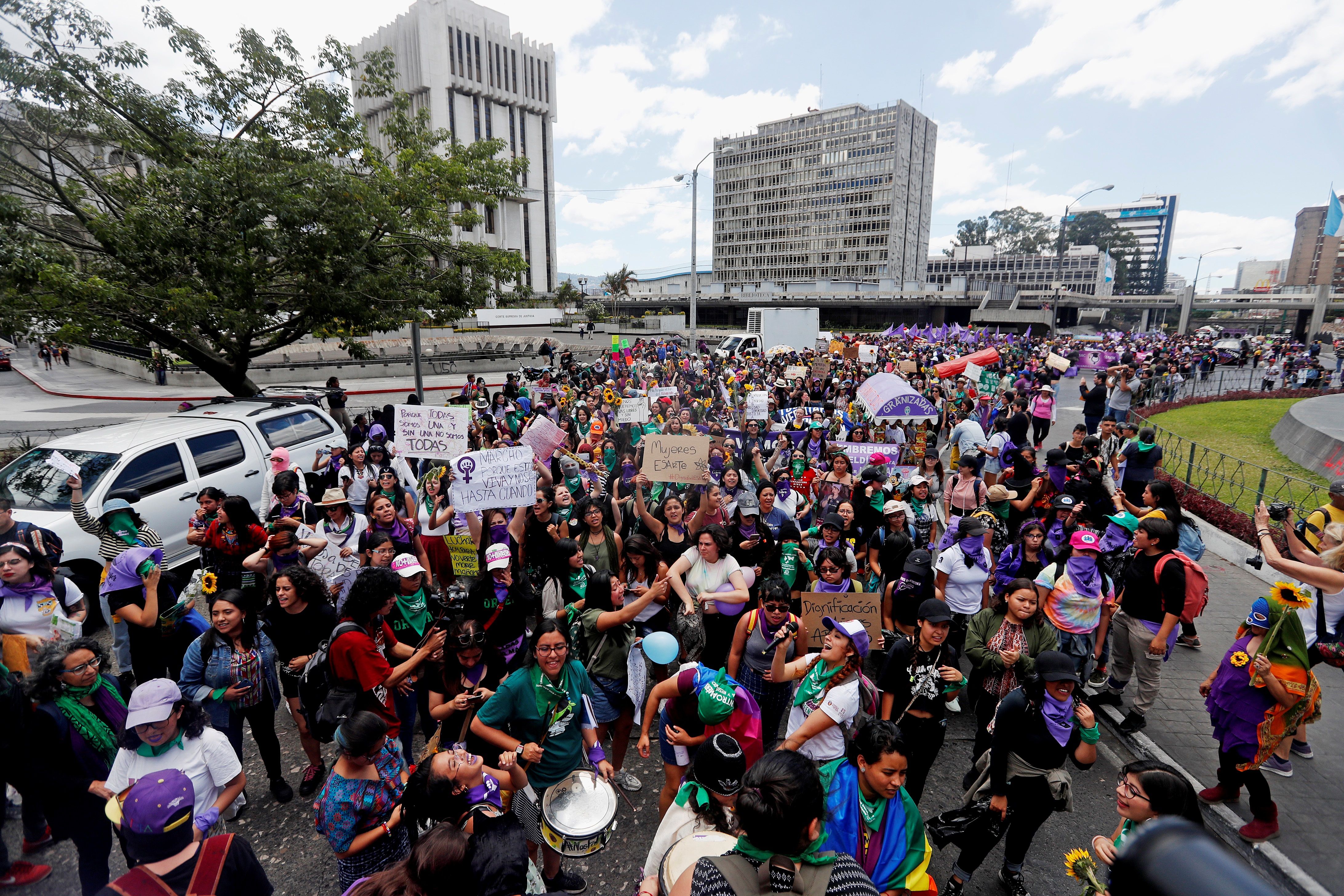 Mujeres protestan por la violencia contra la mujer con una marcha en el Centro Histórico de Guatemala. Foto Prensa Libre: EFE.