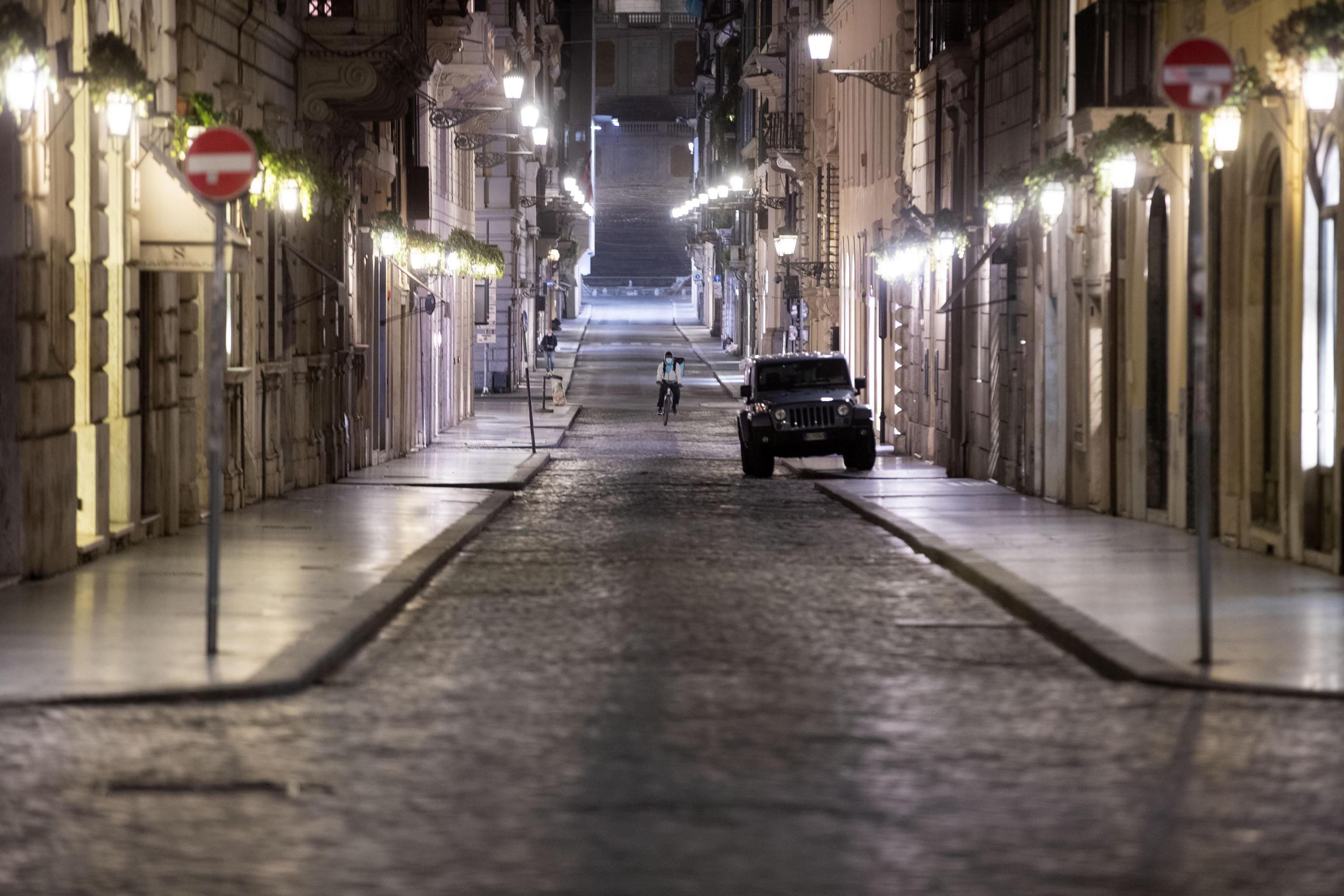 Una vista de una calle vacía durante el cierre de emergencia por el coronavirus en Roma, Italia, el 11 de marzo de 2020. (Foto Prensa Libre: EFE)