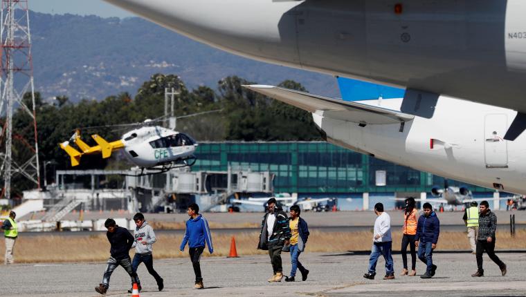 Migrantes guatemaltecos bajan del avión que los trajo desde El Paso, Texas, el 12 de marzo de 2020. (Foto Prensa Libre: EFE).