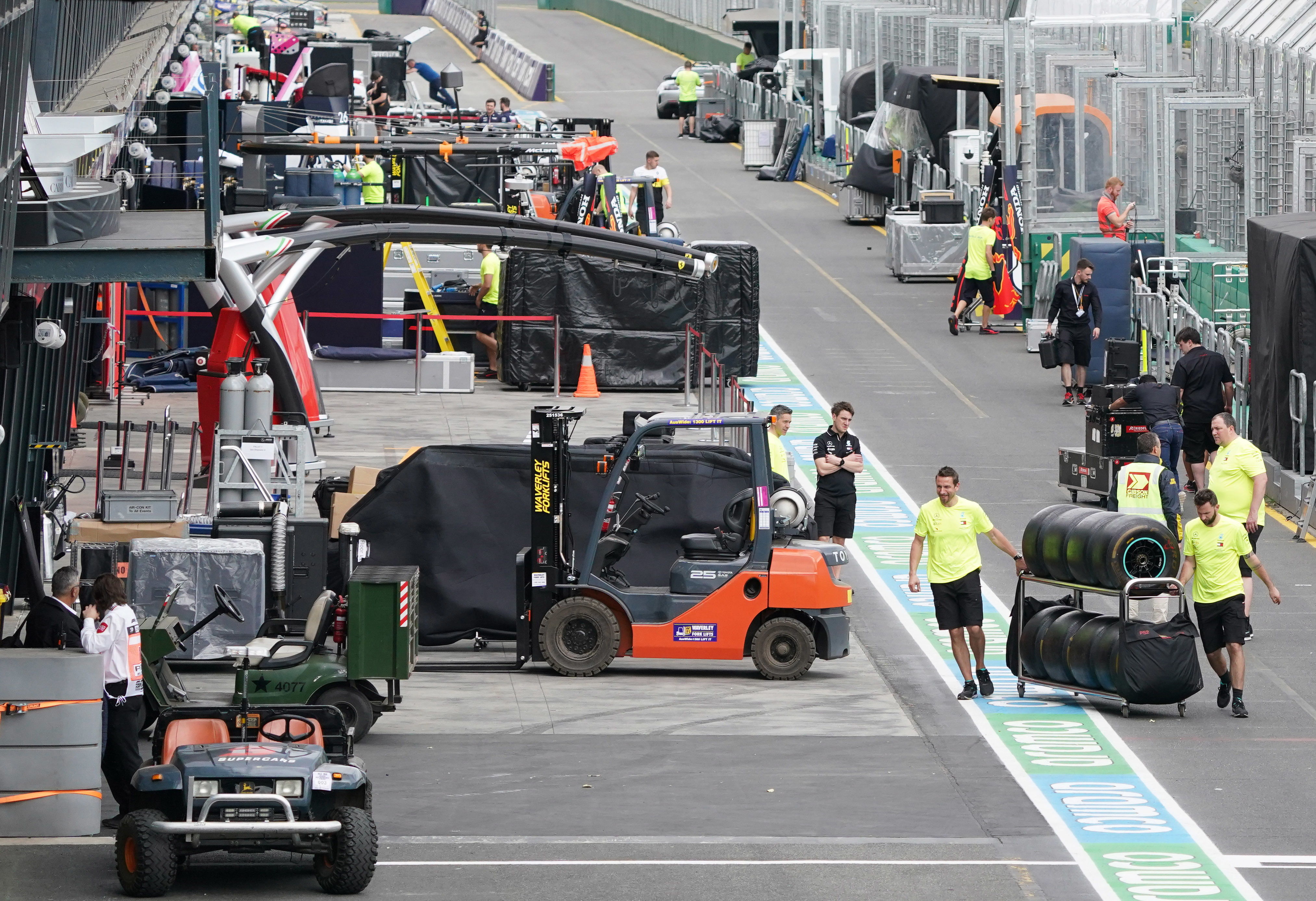 Vista general del área de pits tras la cancelación del premio de la Formula 1 en Australia. EFE/EPA/MICHAEL DODGE AUSTRALIA AND NEW ZEALAND OUT EDITORIAL USE ONLY