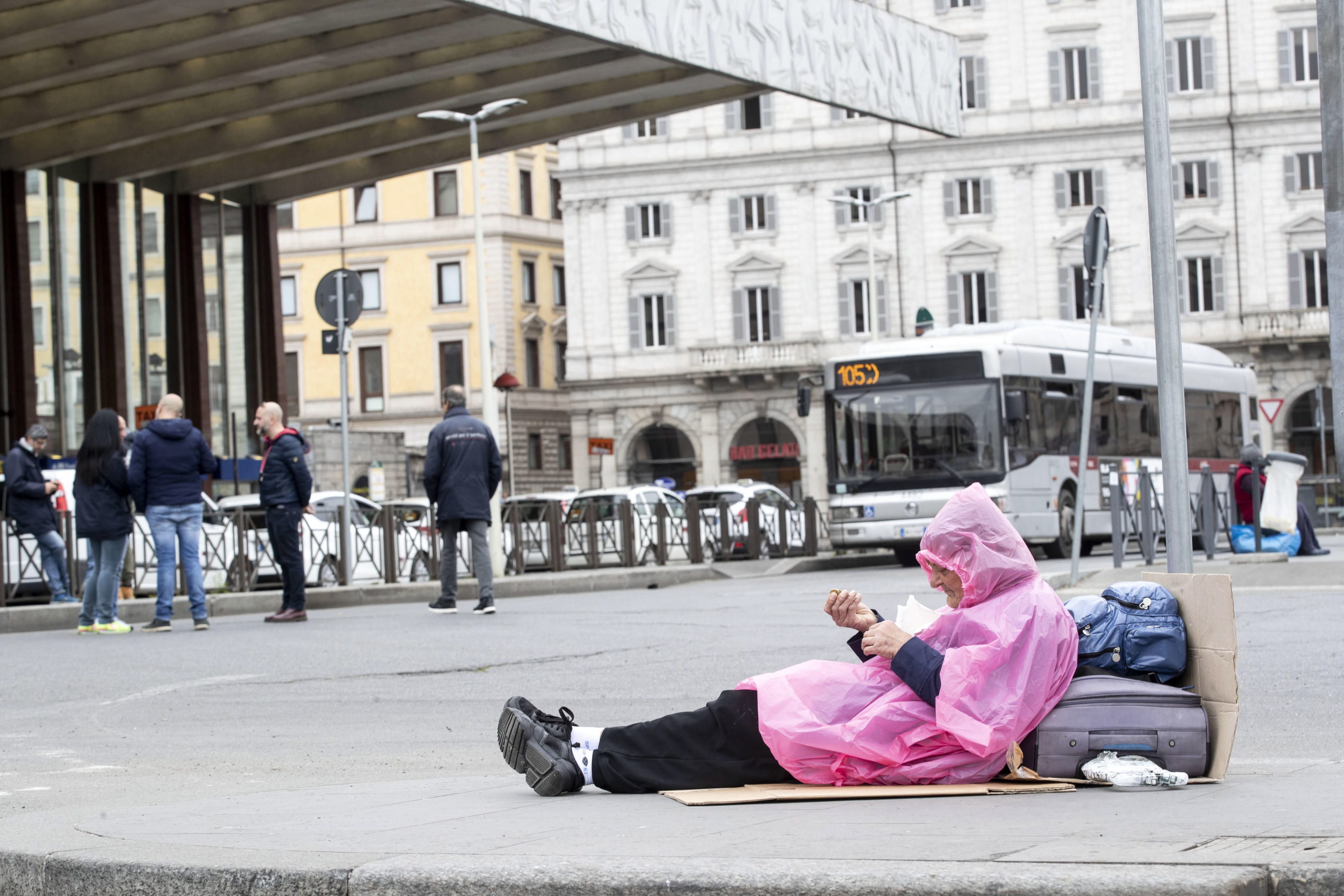 Una persona sin hogar frente a la estación de tren de Termini, Roma, Italia, el 13 de marzo de 2020. (Foto Prensa Libre: EFE)