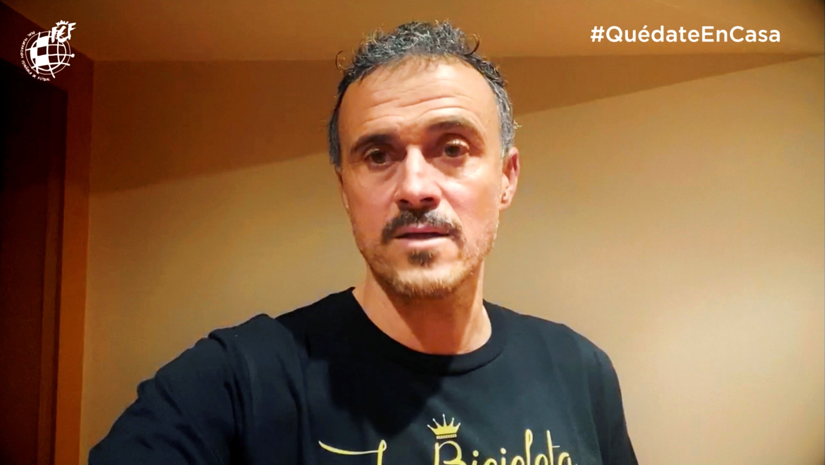 El seleccionador español de fútbol, Luis Enrique Martínez, en una campaña de concienciación ante el Coronavirus #QuédateEnCasa. (Foto Prensa Libre: EFE)