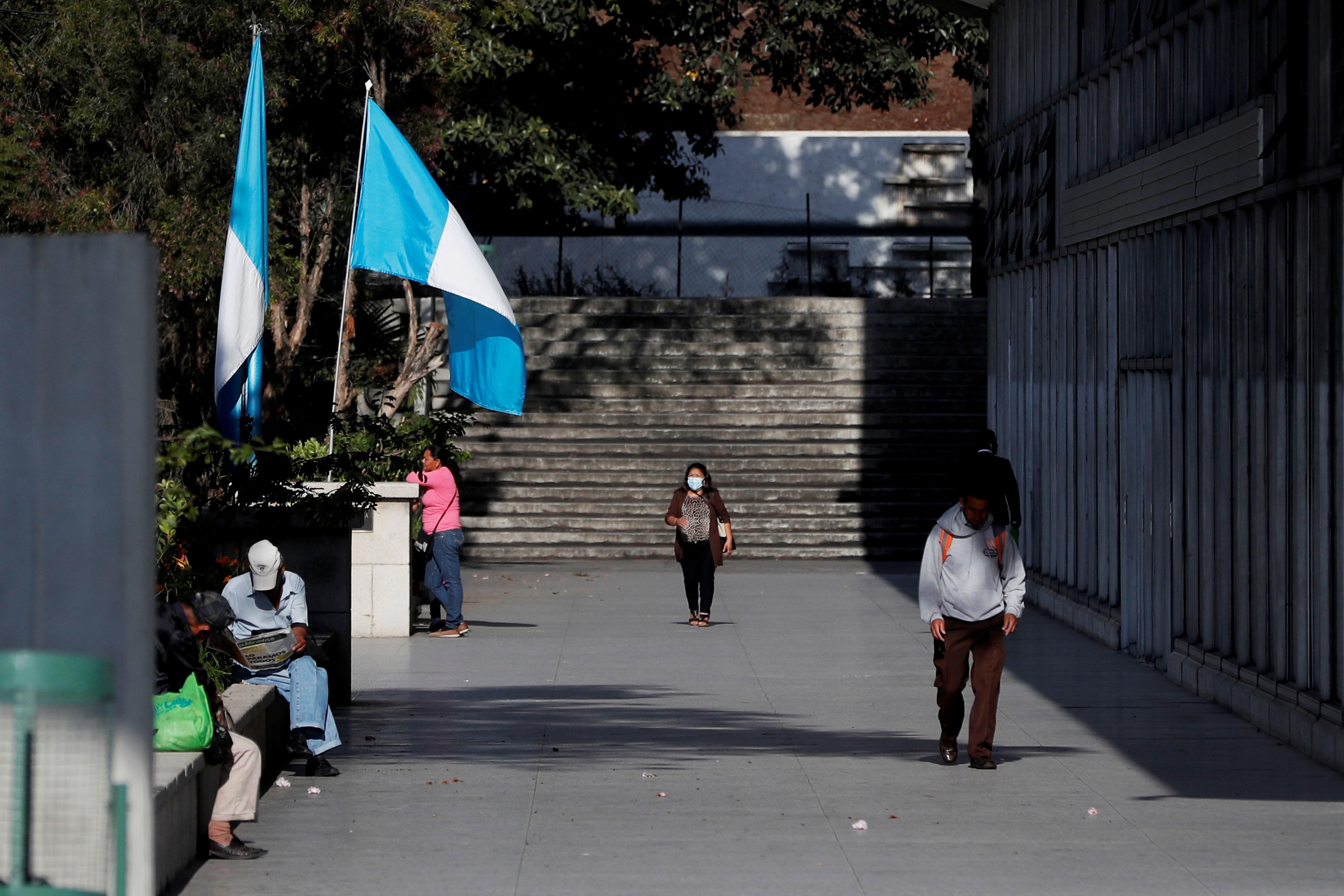 A partir del domingo 22 de marzo de 2020 y por ocho días, los guatemaltecos estarán bajo estado de sitio para evitar la movilidad de personas en las calles y frenar el contagio del covid-19. (Foto Prensa Libre: EFE)