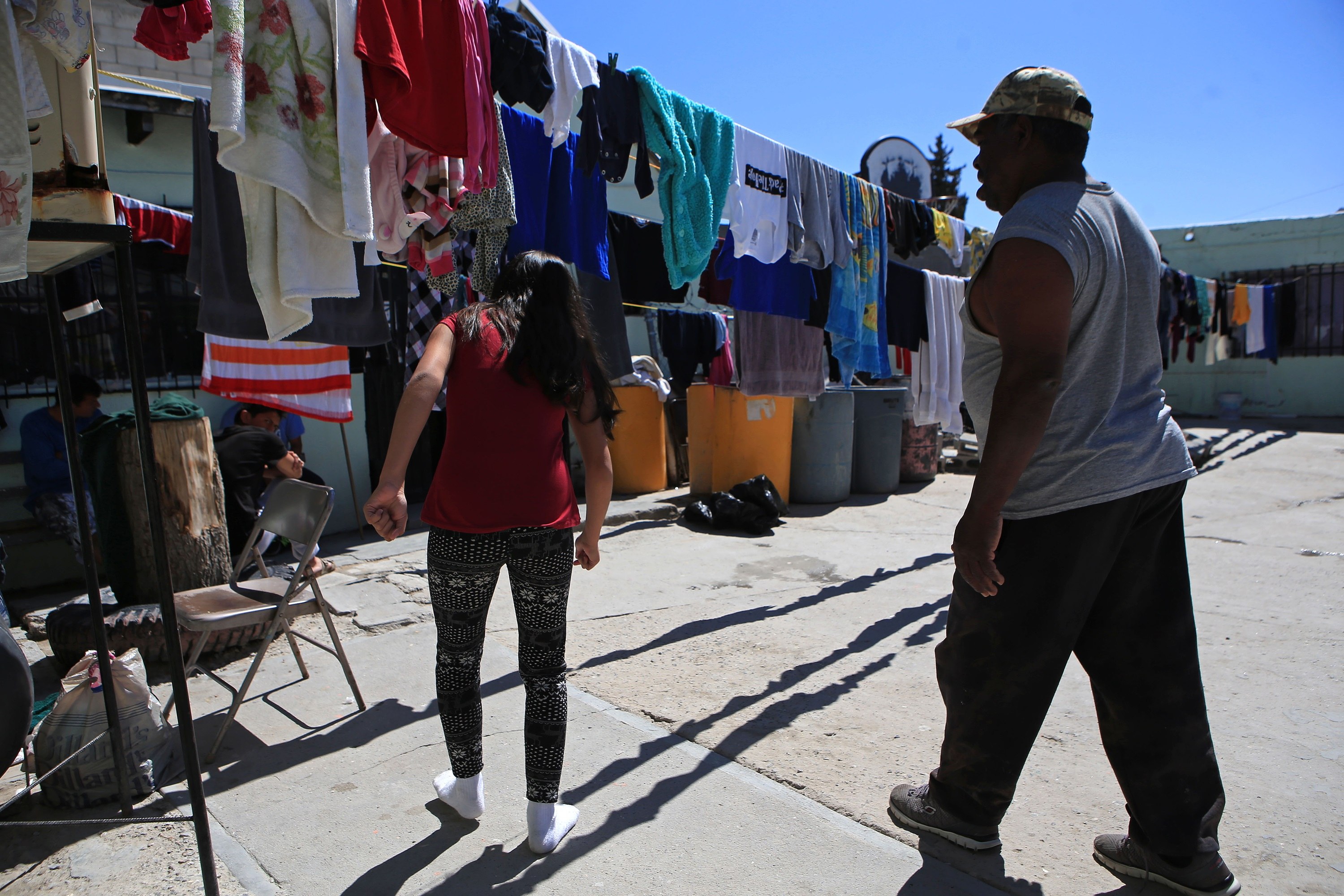 Los migrantes que permanecen en la frontera de México con Estados Unidos no renuncian al sueño americano y permanecen en la región pese a la pandemia de covid-19. (Foto Prensa Libre: EFE)