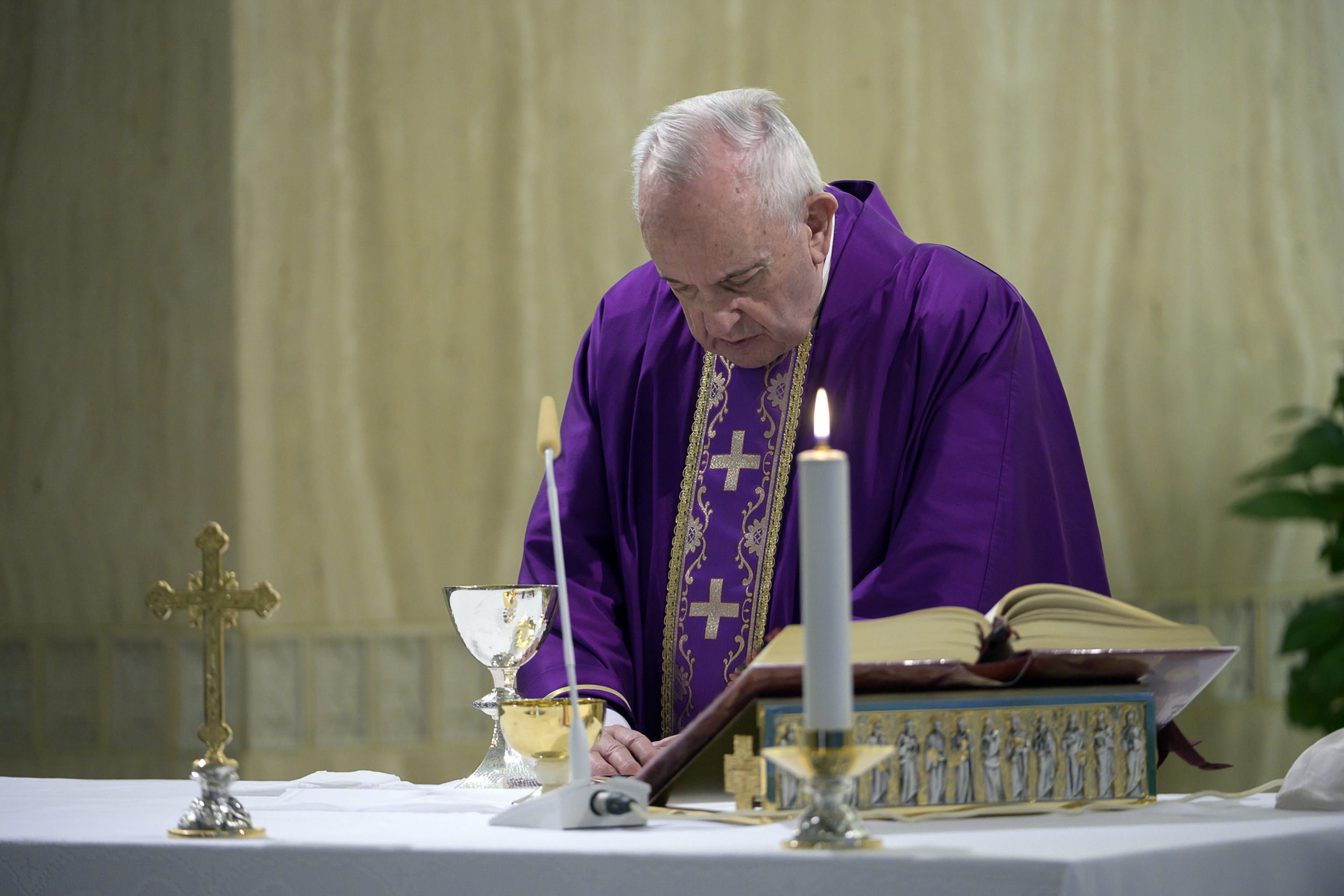 El papa Francisco oficiará la misa con la Plaza de San Pedro vacía. (Foto Prensa Libre: EFE)