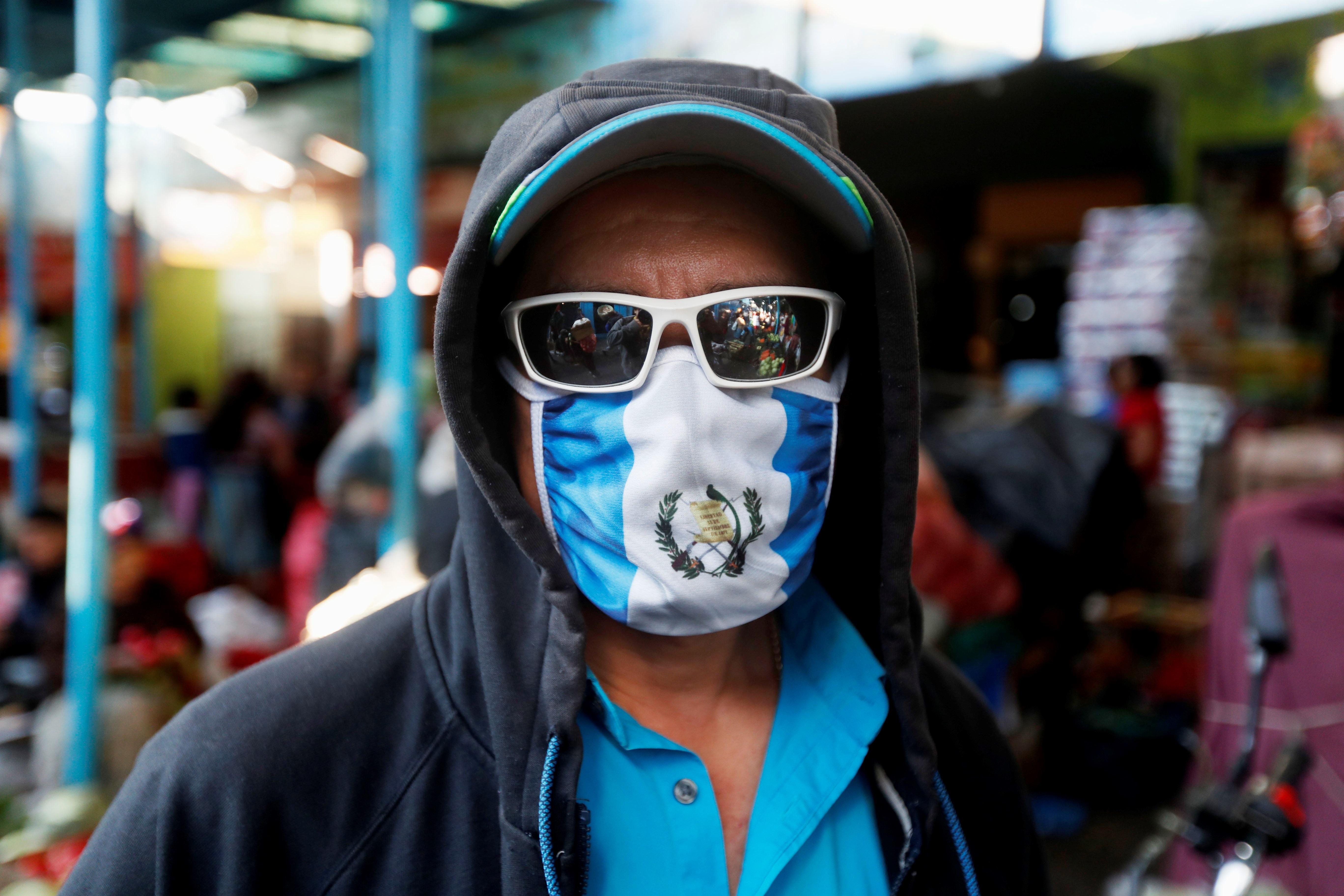 Trabajadores del mercado La Terminal, en la capital, operaban de manera normal hasta pasado el mediodía a finales de marzo 2020. (Foto Prensa Libre: EFE)