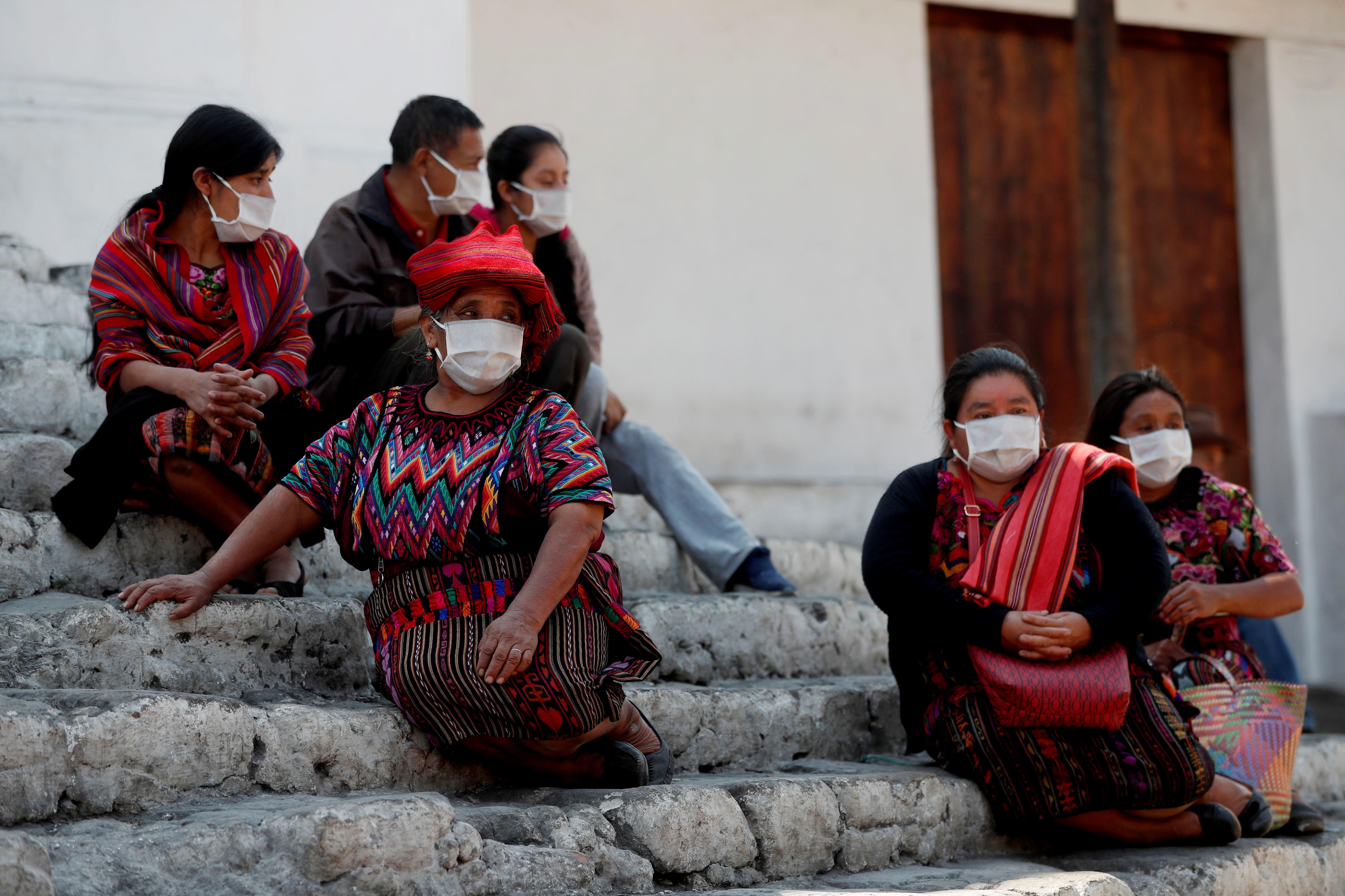 En Guatemala, la pandemia ha dejado menos  acceso a planificación familiar. En la imagen mujeres indígenas de Chichicasteango, Quiché. (Foto Prensa Libre: EFE)