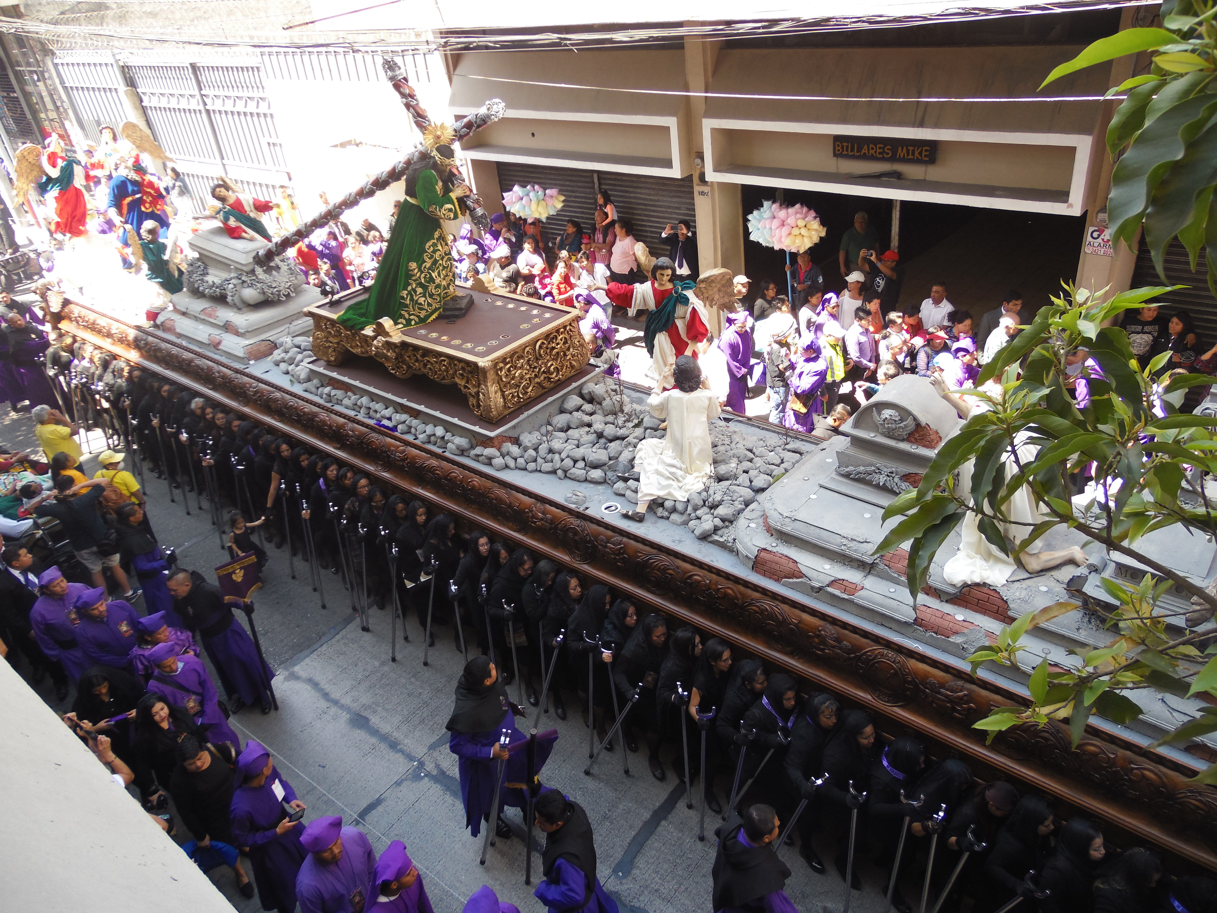  La Consagrada Imagen de Jesús Nazareno de la Justicia recorre las calles del Centro Histórico de la capital en un anda con capacidad para 120 cargadores, cada segundo domingo de cuaresma. (Foto Prensa Libre: Néstor Galicia)