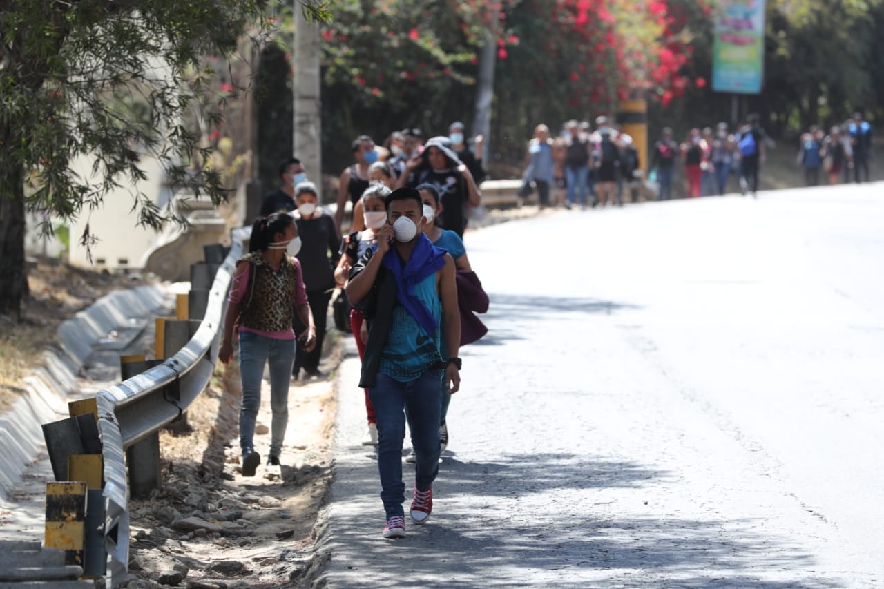 Jóvenes salen de sus trabajos en Mixco. (Foto Prensa Libre: Érick Ávila)