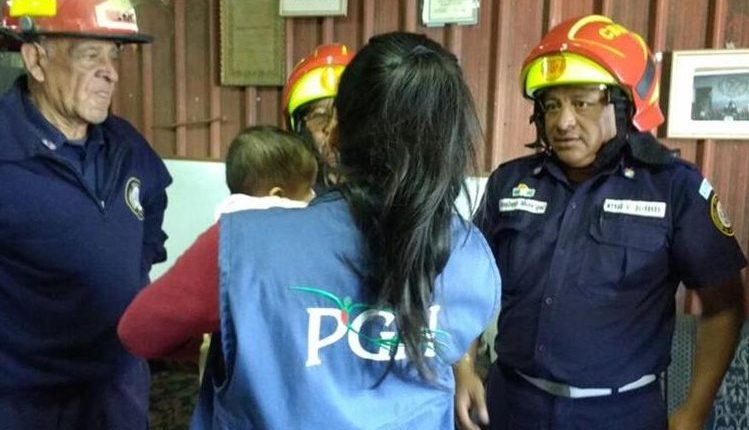 Personal de la PGN recibe a menor reportada como desaparecida en Villa Lobos Uno. (Foto Prensa Libre: PGN)