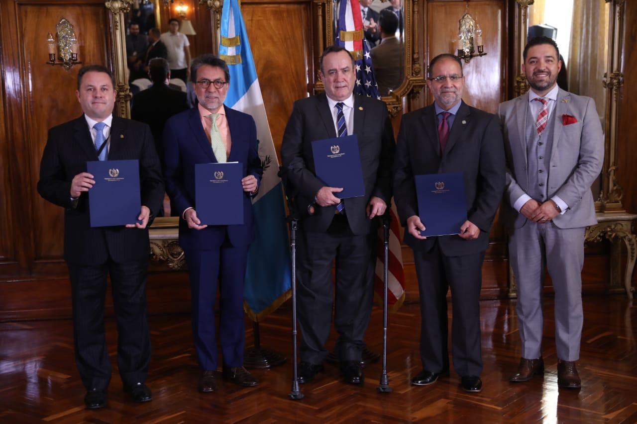 Juan Carlos Trabanino, de Cocesna; Luis Arreaga, embajador de Estados Unidos; Alejandro Giammattei, presidente de Guatemala; Nicolás Reyes, de la FAA, y Francis Argueta, director de Aeronáutica. (Foto Prensa Libre: Presidencia)